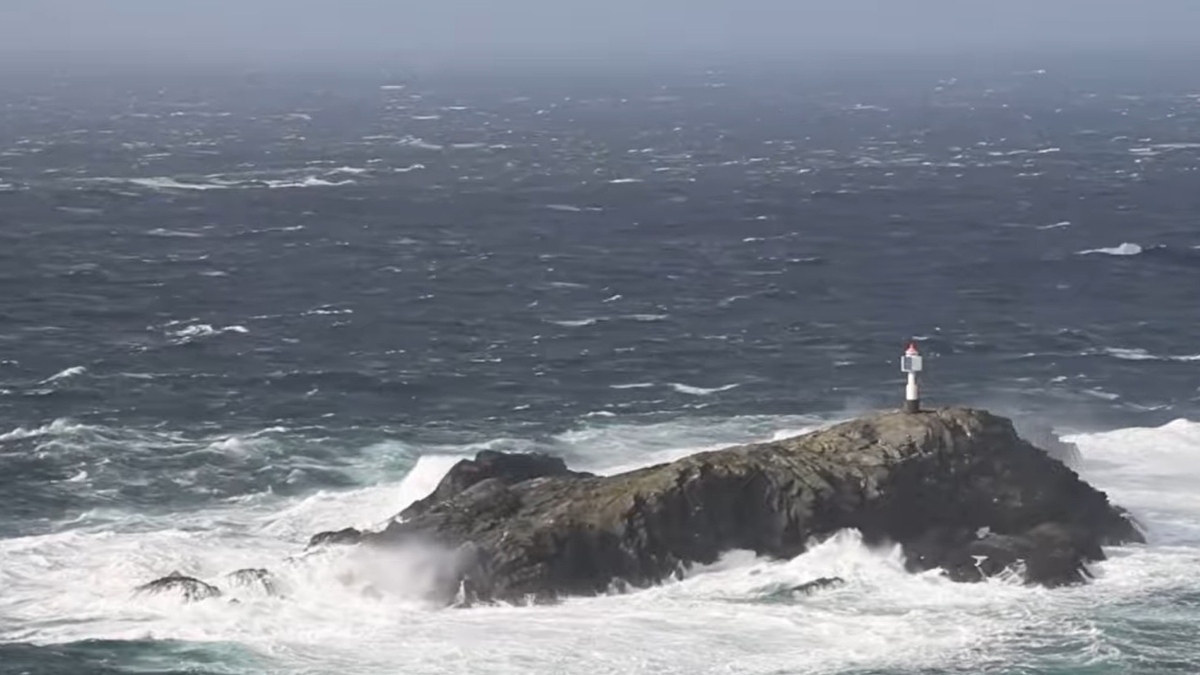 razburkano morje ob polotoku Stad na Norveškem