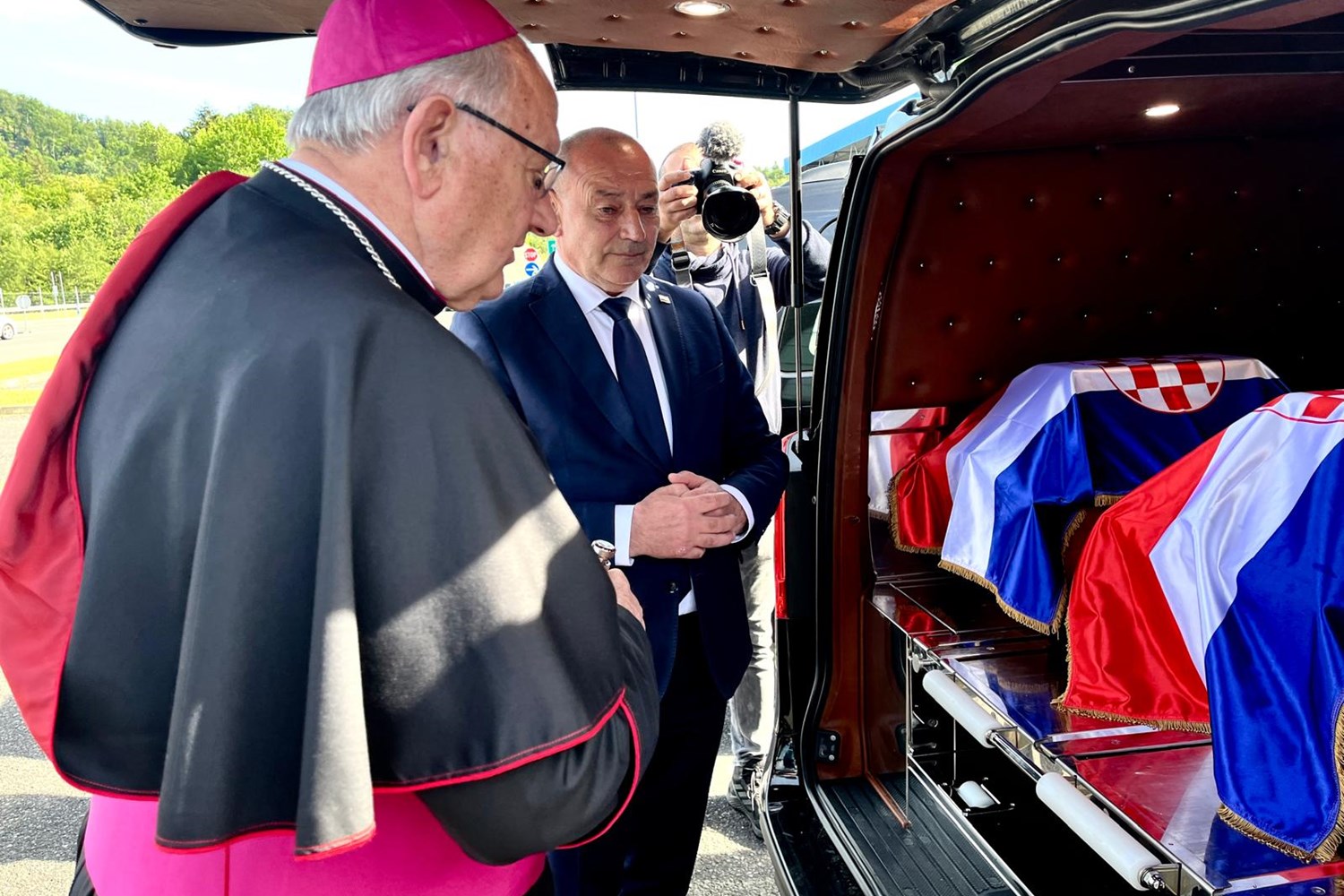 Hrvaška od Slovenije prevzela posmrtne ostanke žrtev povojnih pobojev