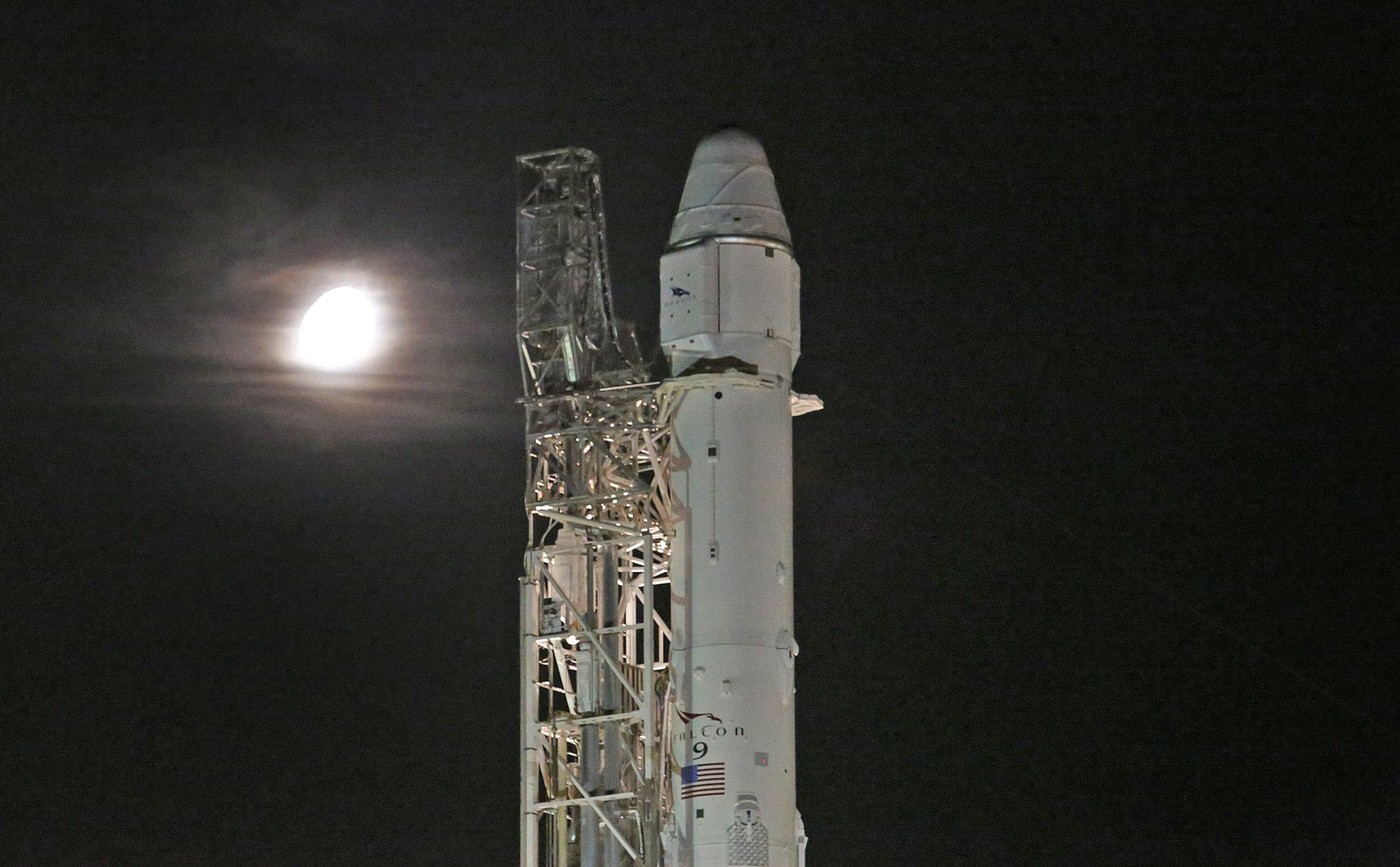 raketa Falcon 9 podjetja Space X z Luno v ozadju