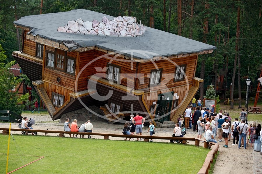 "Hiša na glavo" in turisti