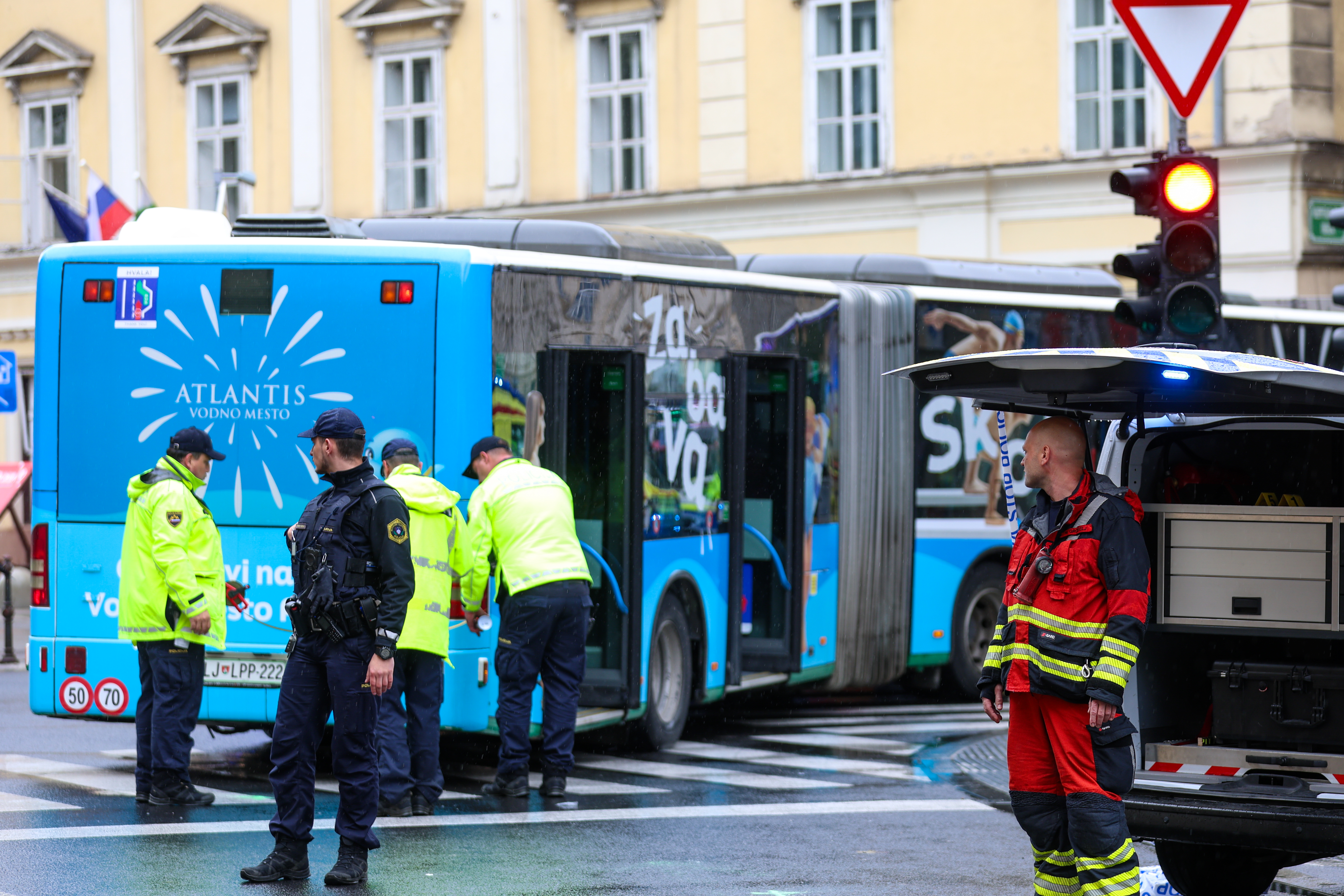 Mestni avtobus v Ljubljani povozil peško