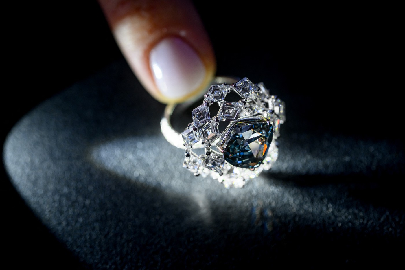 modro zeleni diamant Ocean Dream, težak 5.5 karatov, prodan za 14,8 milijonov evrov