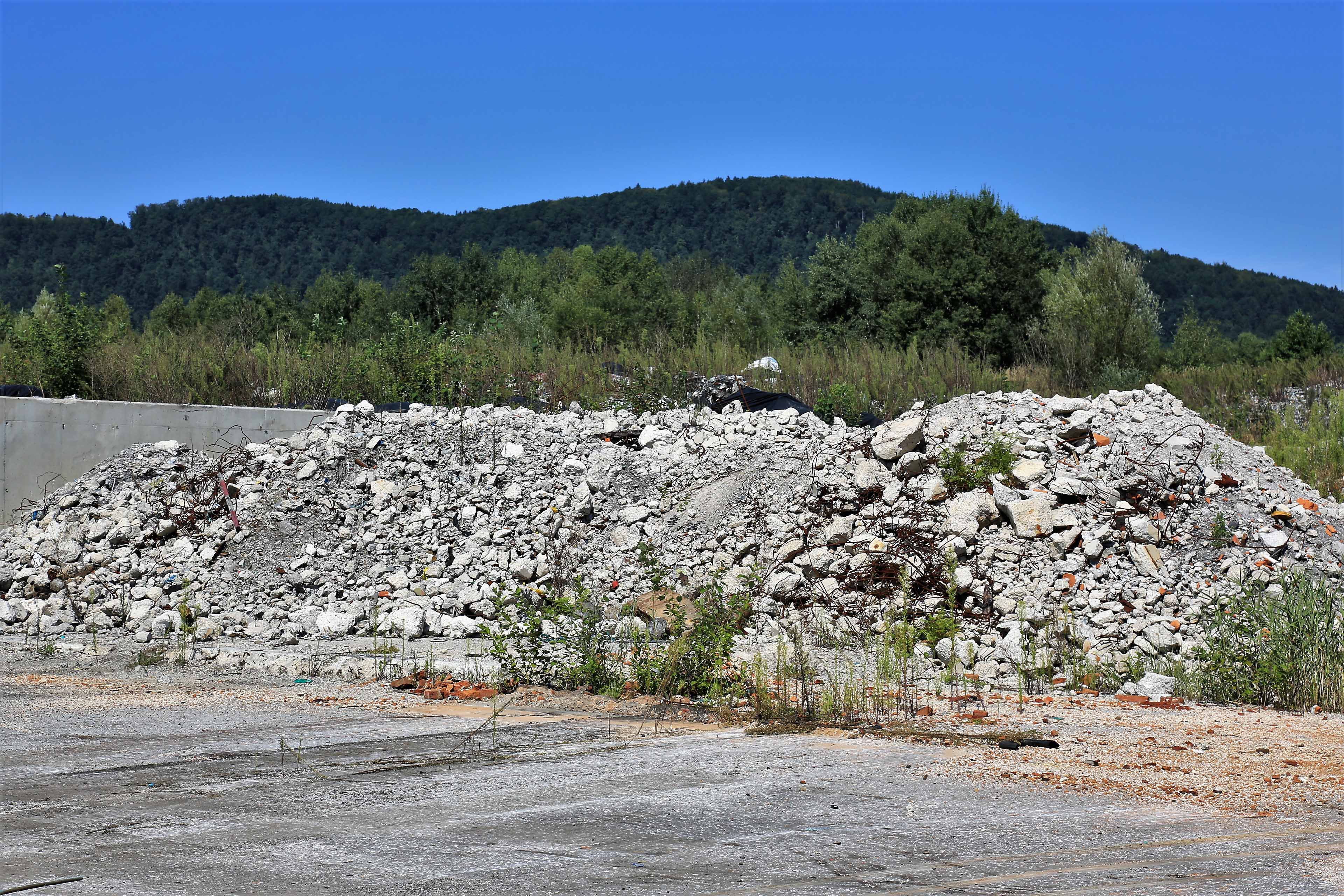 Slovenija, Zalog pri Strazi, 20.08.2019,Pogorisce Ekosistemi,  odvoz odpadkov Kostak, odpadek, bager tovornjak, Veolia, ekologija, gradbeni odpadki