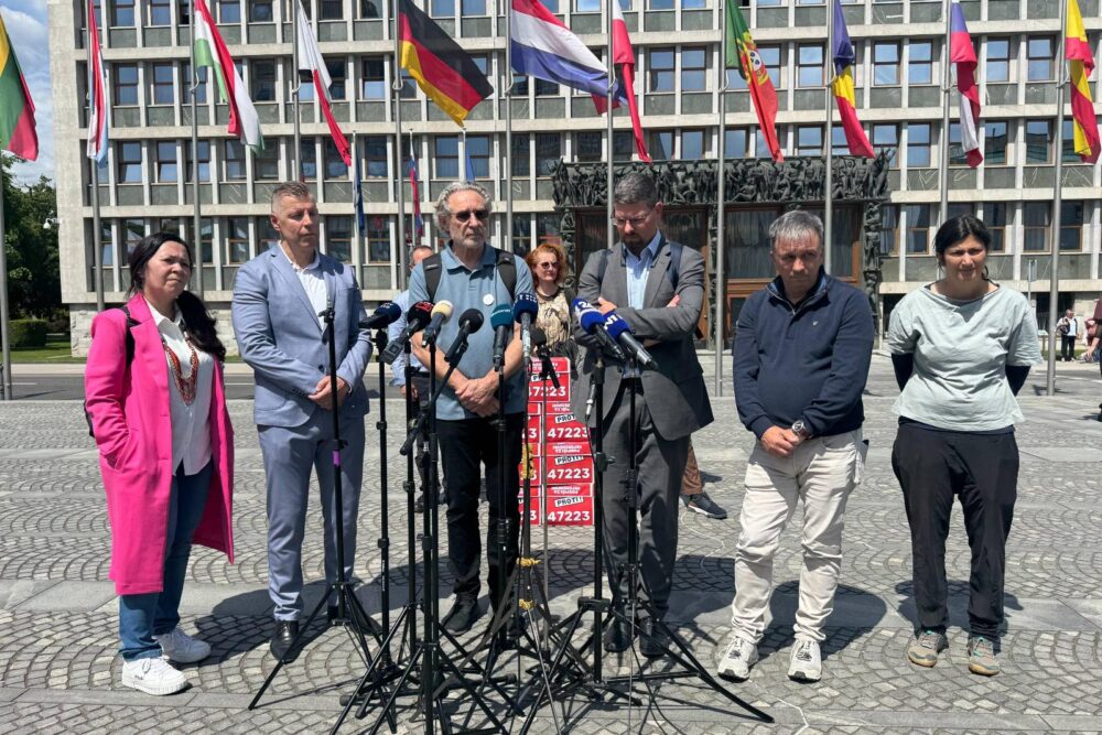 Sindikati in nevladne organizacije vložile 47 tisoč podpisov za refrendum o interventnem zakonu
