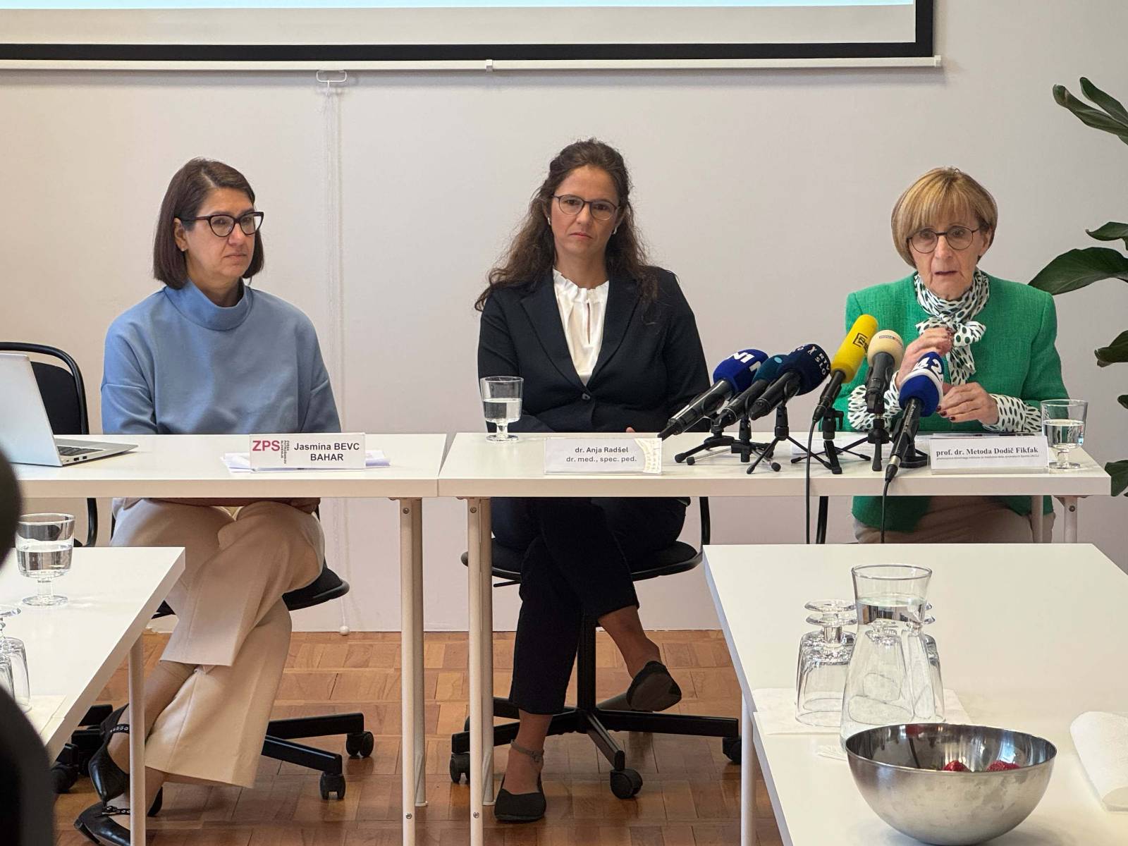 Predsednica ZPS Jasmina Bevc Bahar, pediatrinja Anja Radšel in predstojnica Kliničnega inštituta za medicino dela, prometa in športa Univerzitetnega kliničnega centra Ljubljana Metoda Dodič Fikfak