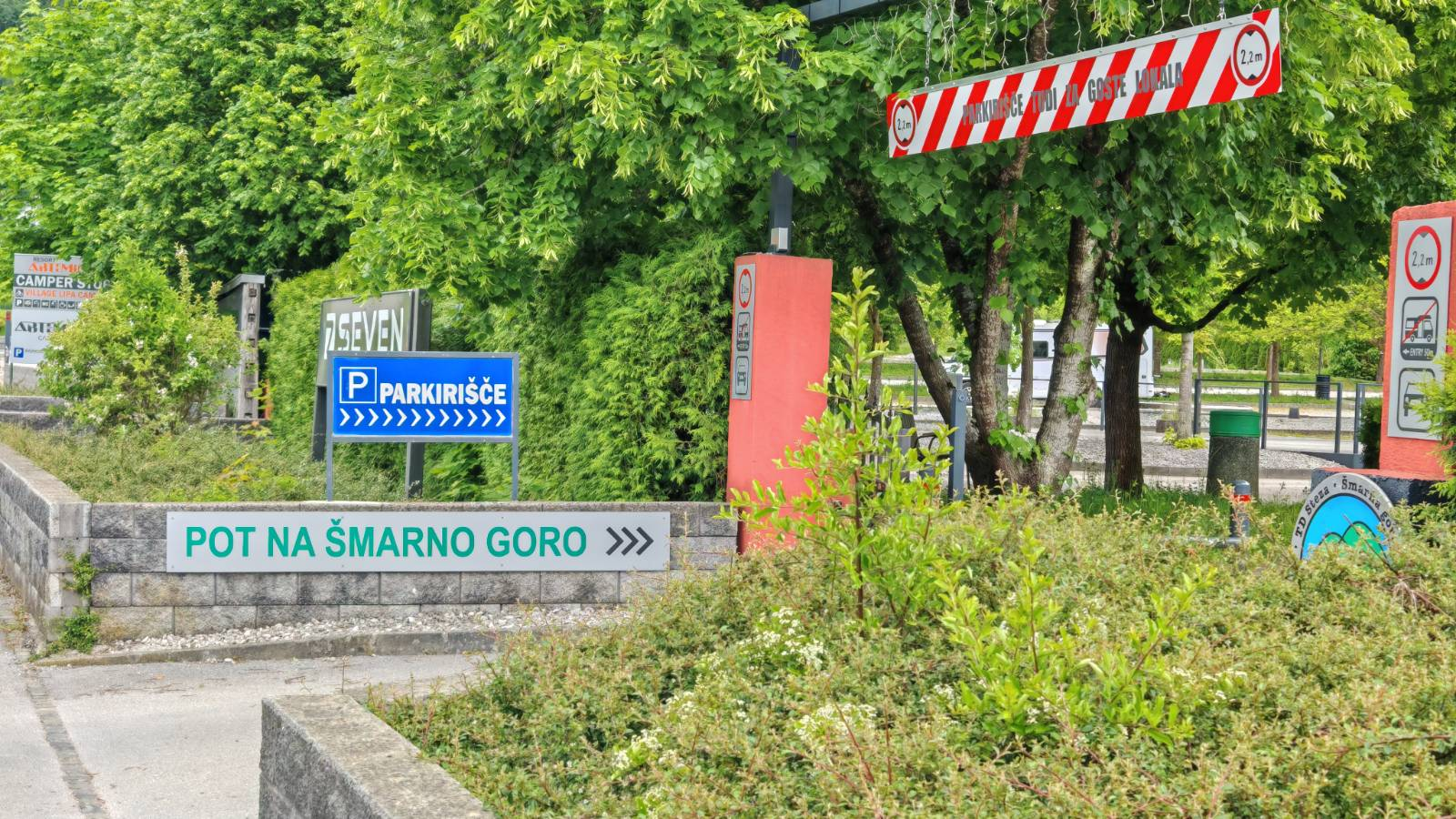 parkirišče pred nekdanjo diskoteko Lipa, Zavašnik