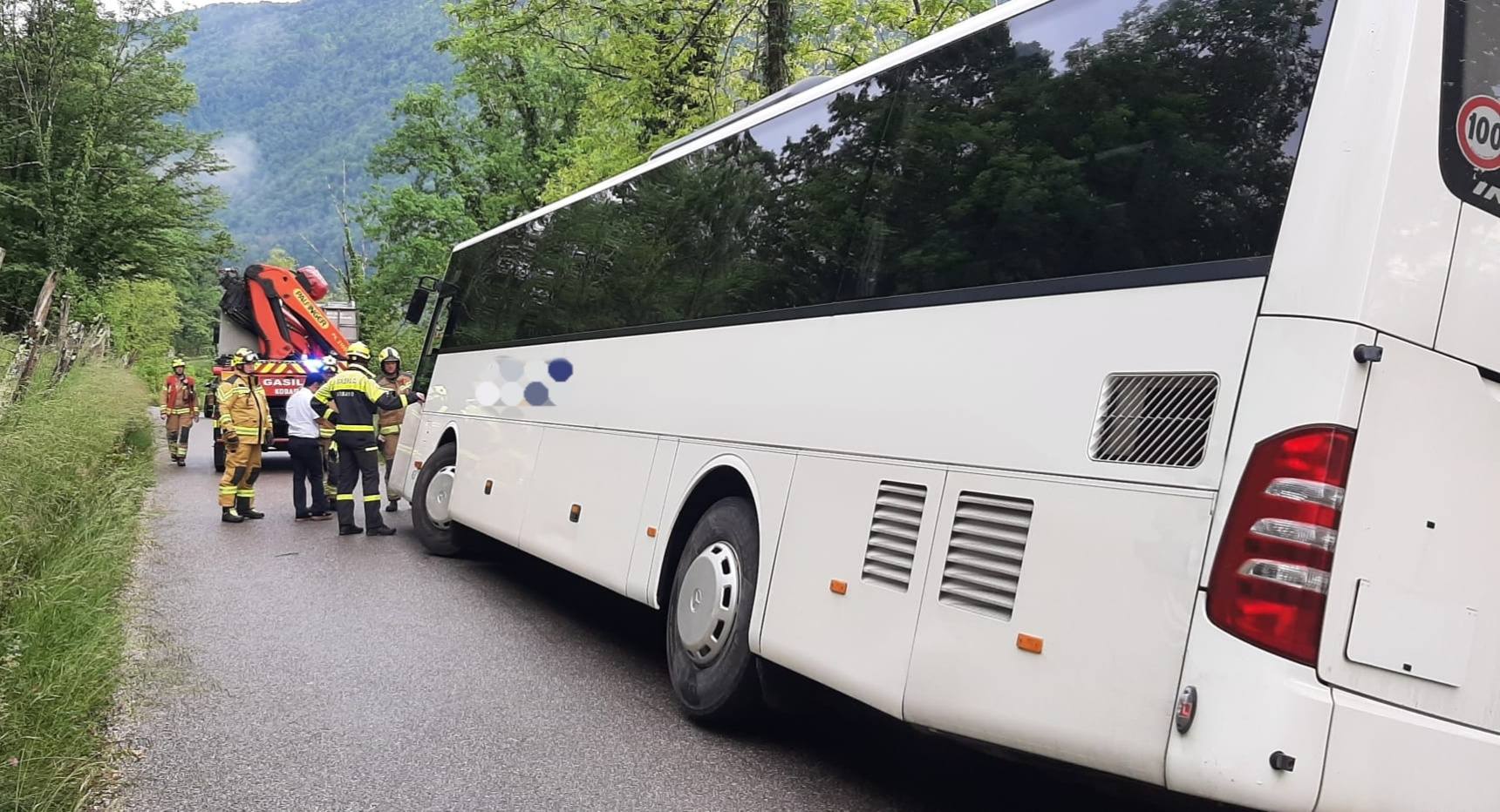 Avtobus na Kobariškem zdrsnil s ceste