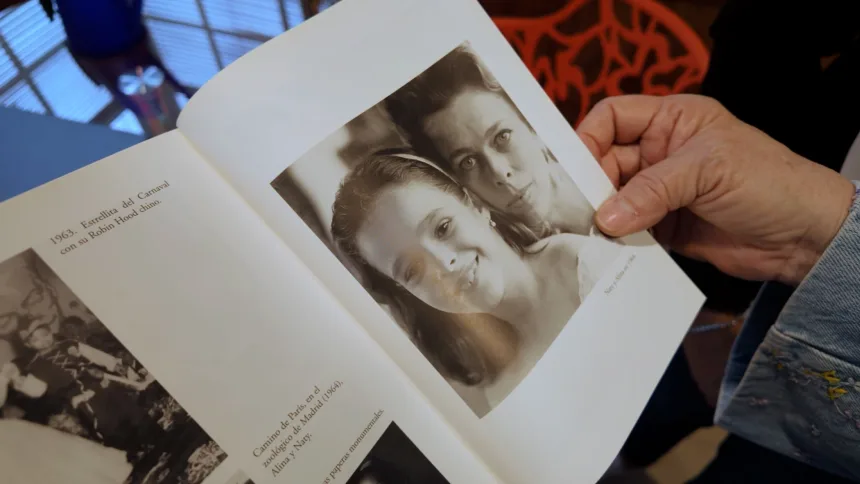 Alina Fernandez kaže fotografije sebe in mame