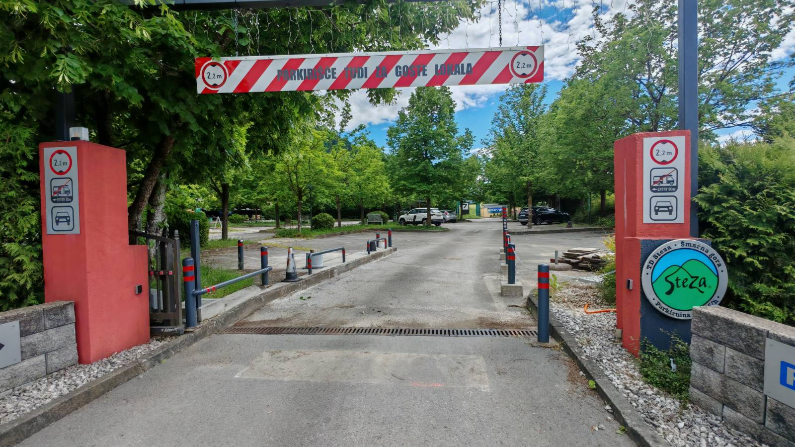 parkirišče pred nekdanjo diskoteko Lipa