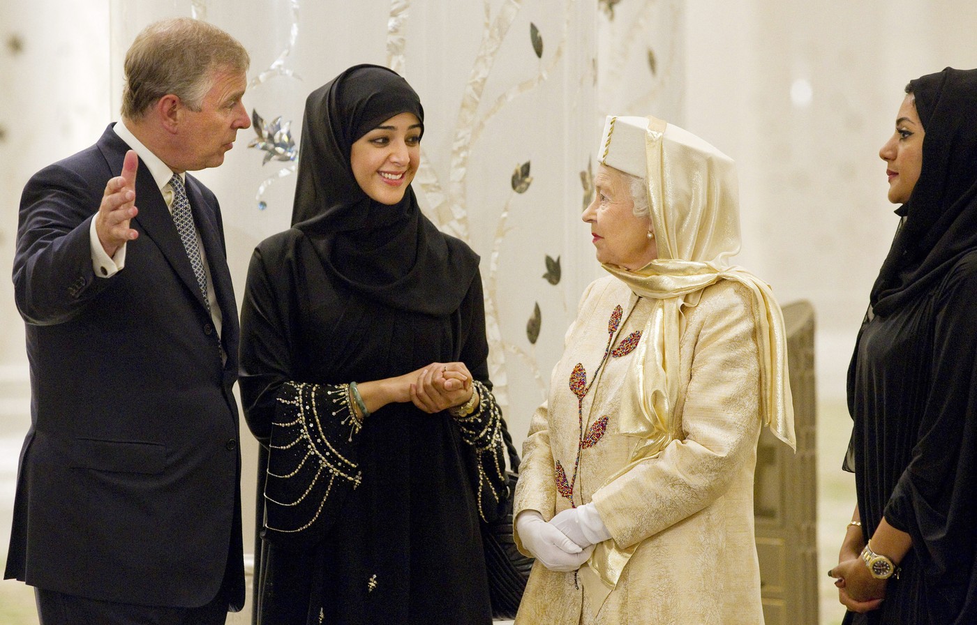 Princ Andrew in kraljica Elizabeta II. v Abu Dabiju leta 2010