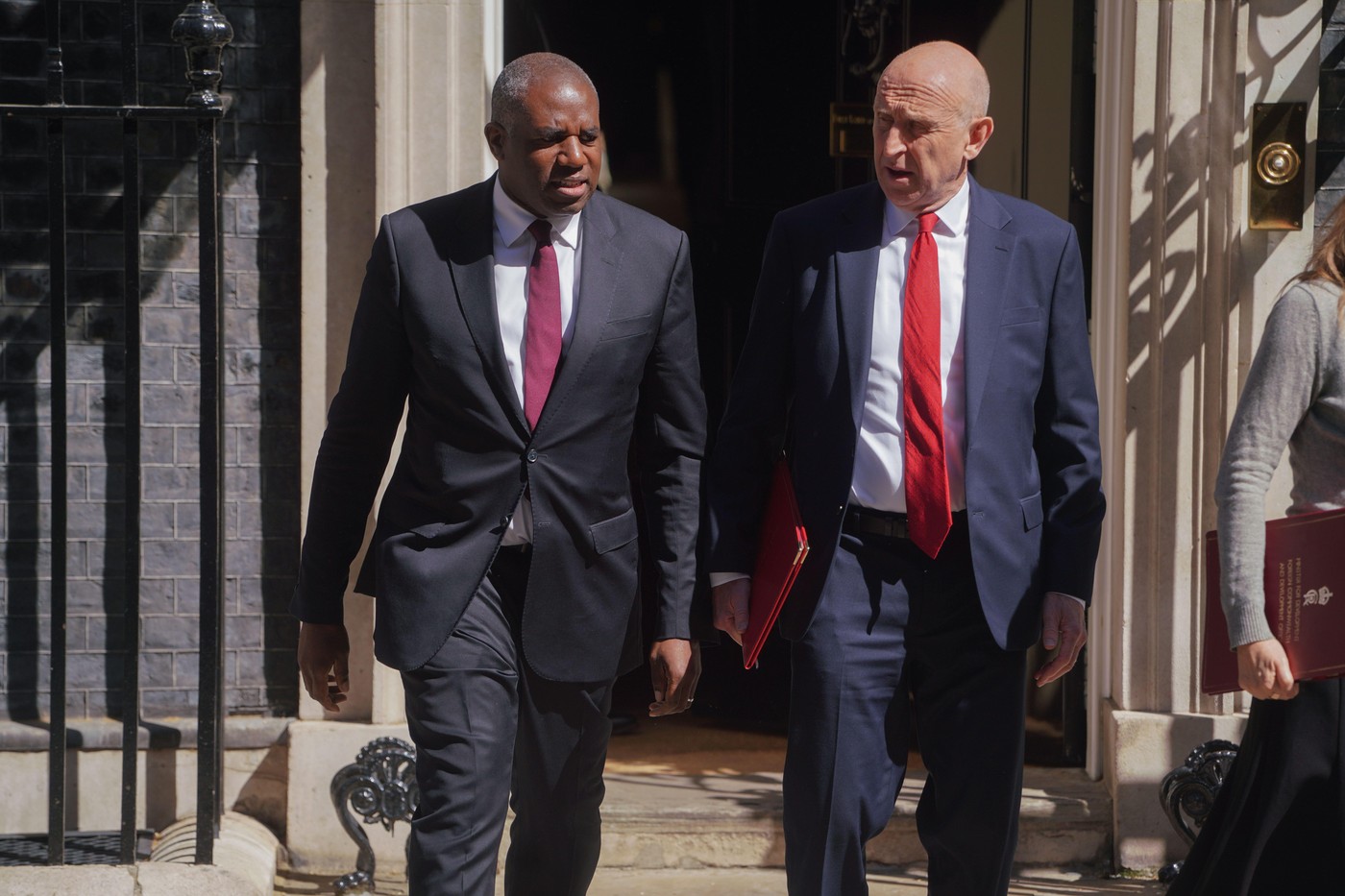 Britanski obrambni minister John Healey (desno)