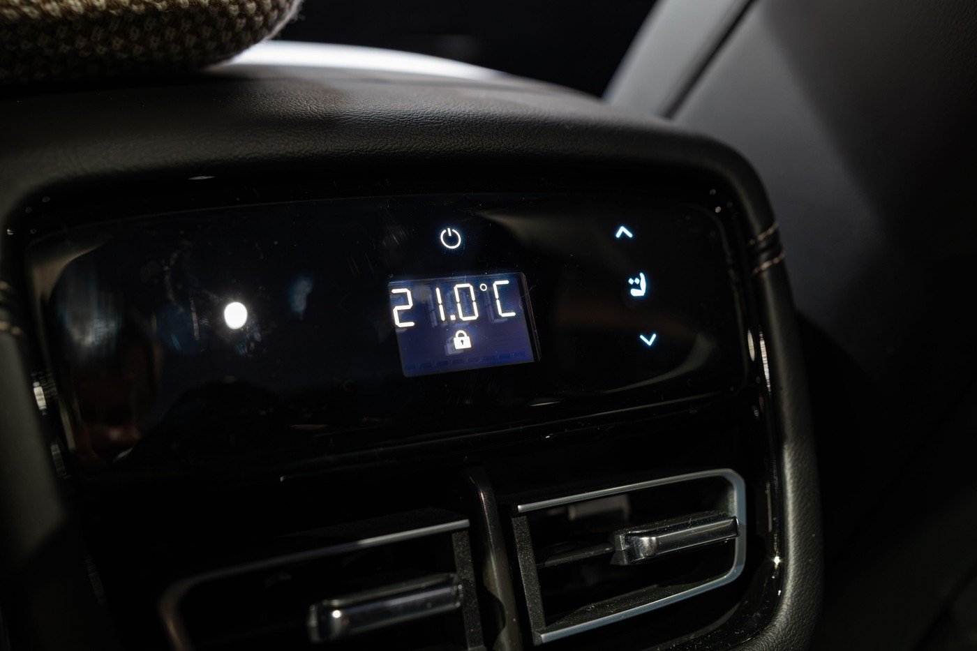 ekran s prikazom temperature v avtomobilu