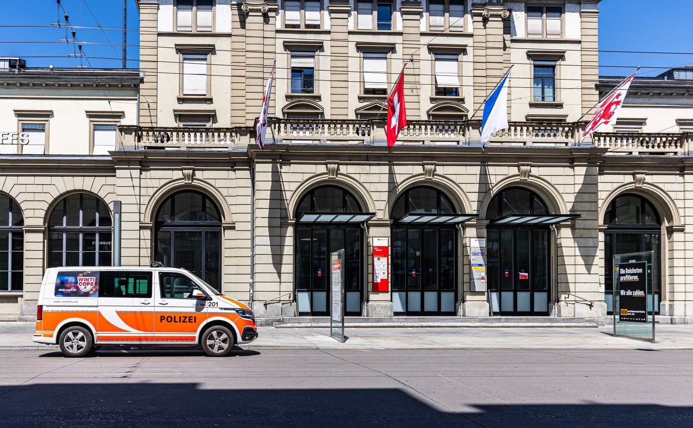 Napadalec v Švici z nožem ranil tri osebe