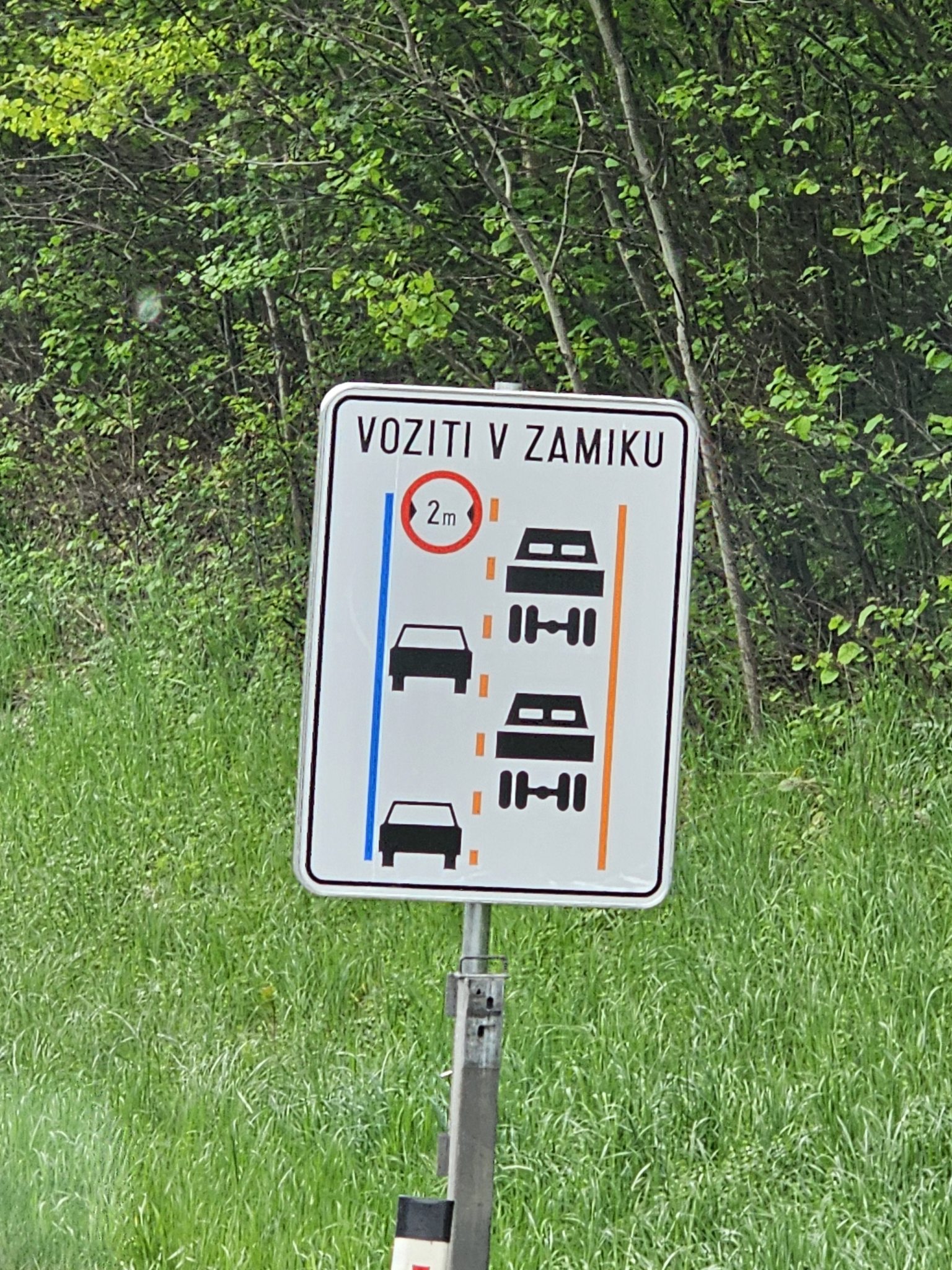 znak vozi v zamiku reševalni pas