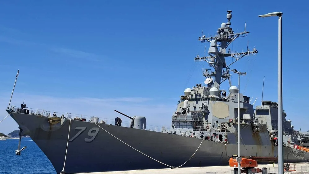 V Dubrovnik prispel ameriški vojaški rušilec, ki je sodeloval pri prvih napadih na Iran