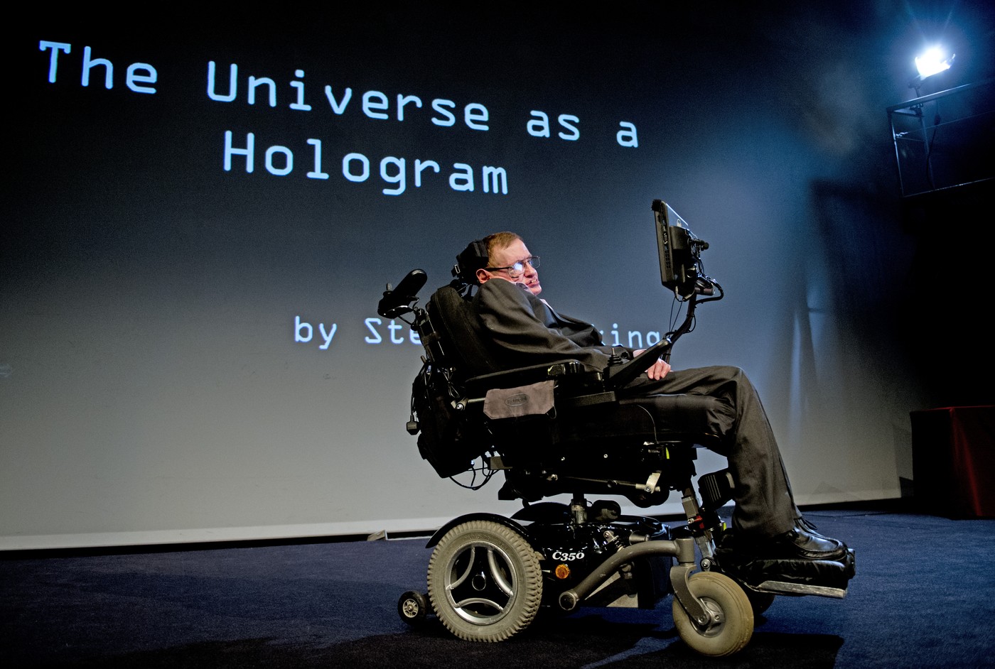 Stephen Hawking v govoru o hologramski hipotezi v Utrechtu, Nizozemska 22.maj, 2014