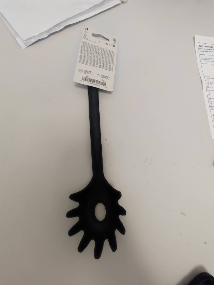 Odpoklican izdelek žlica za špagete iz črne plastike