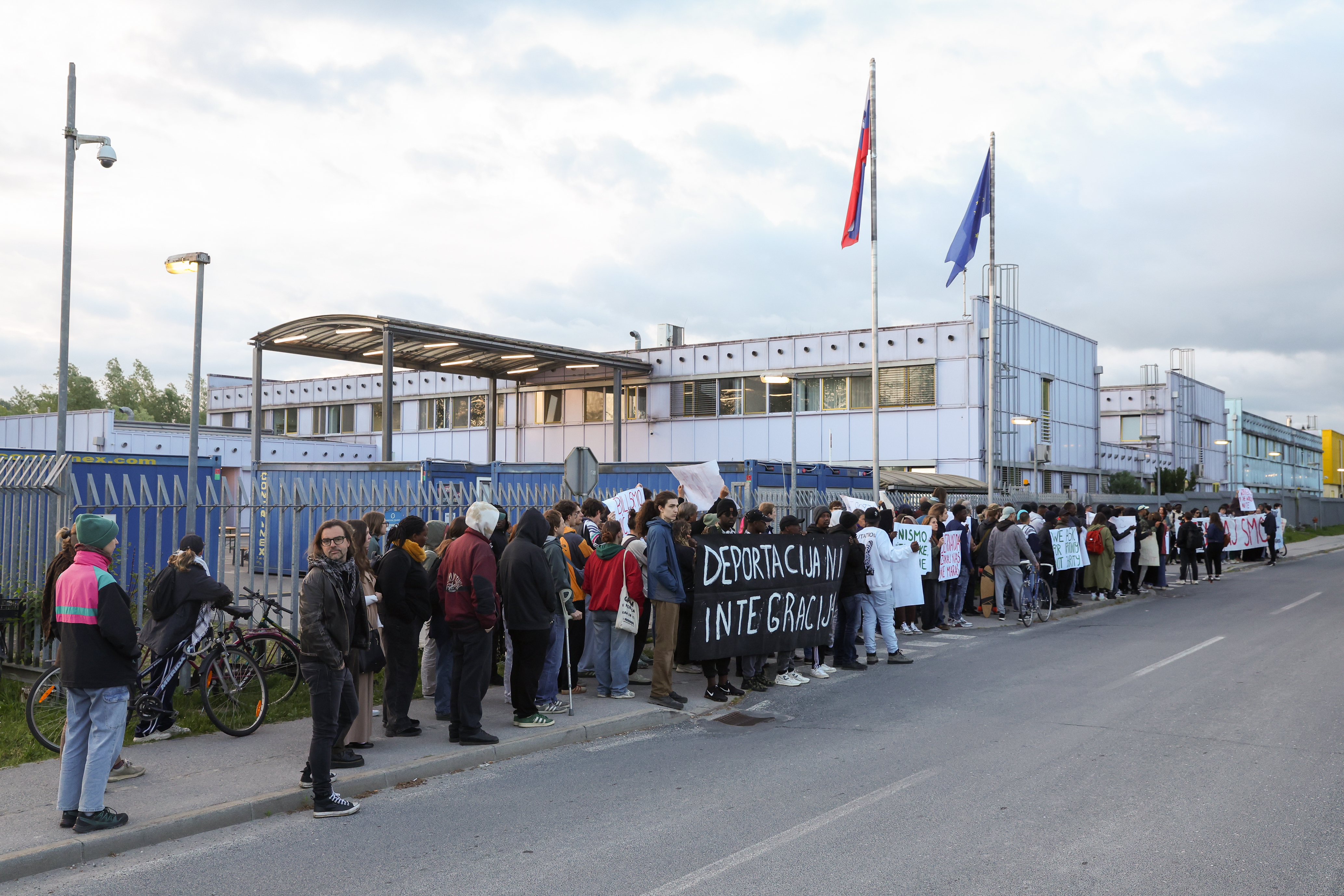 protest pred azilnim domom Vič, Ambasada Rog