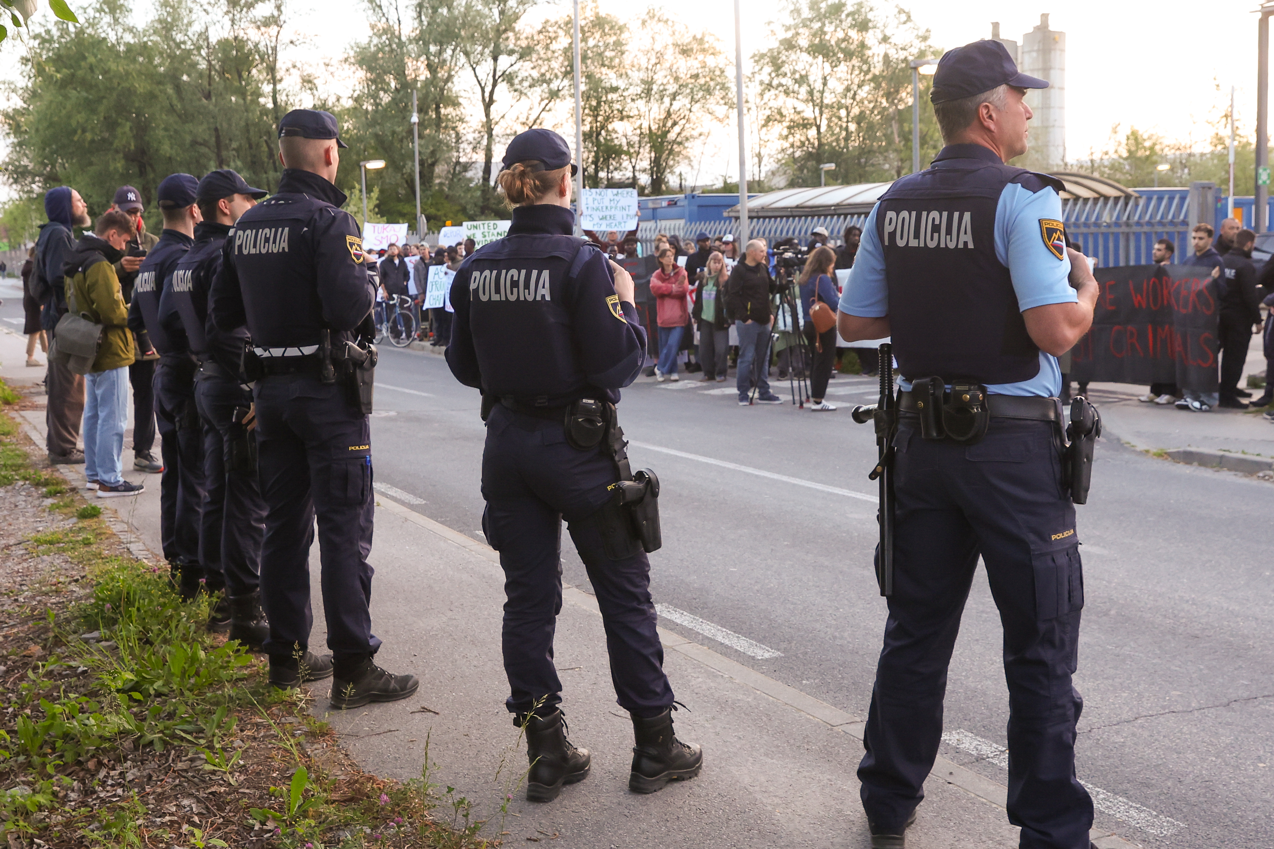 protest pred azilnim domom Vič, Ambasada Rog