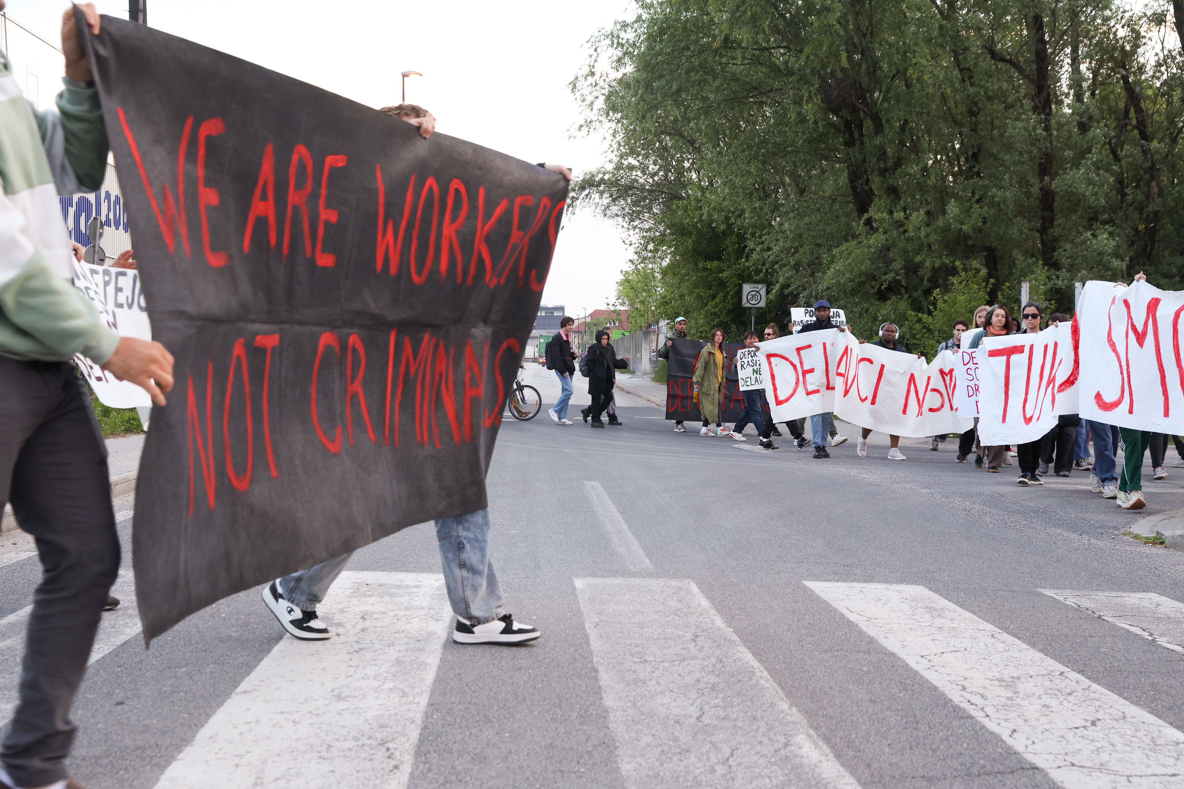 Protest pred azilnim centrom Vič