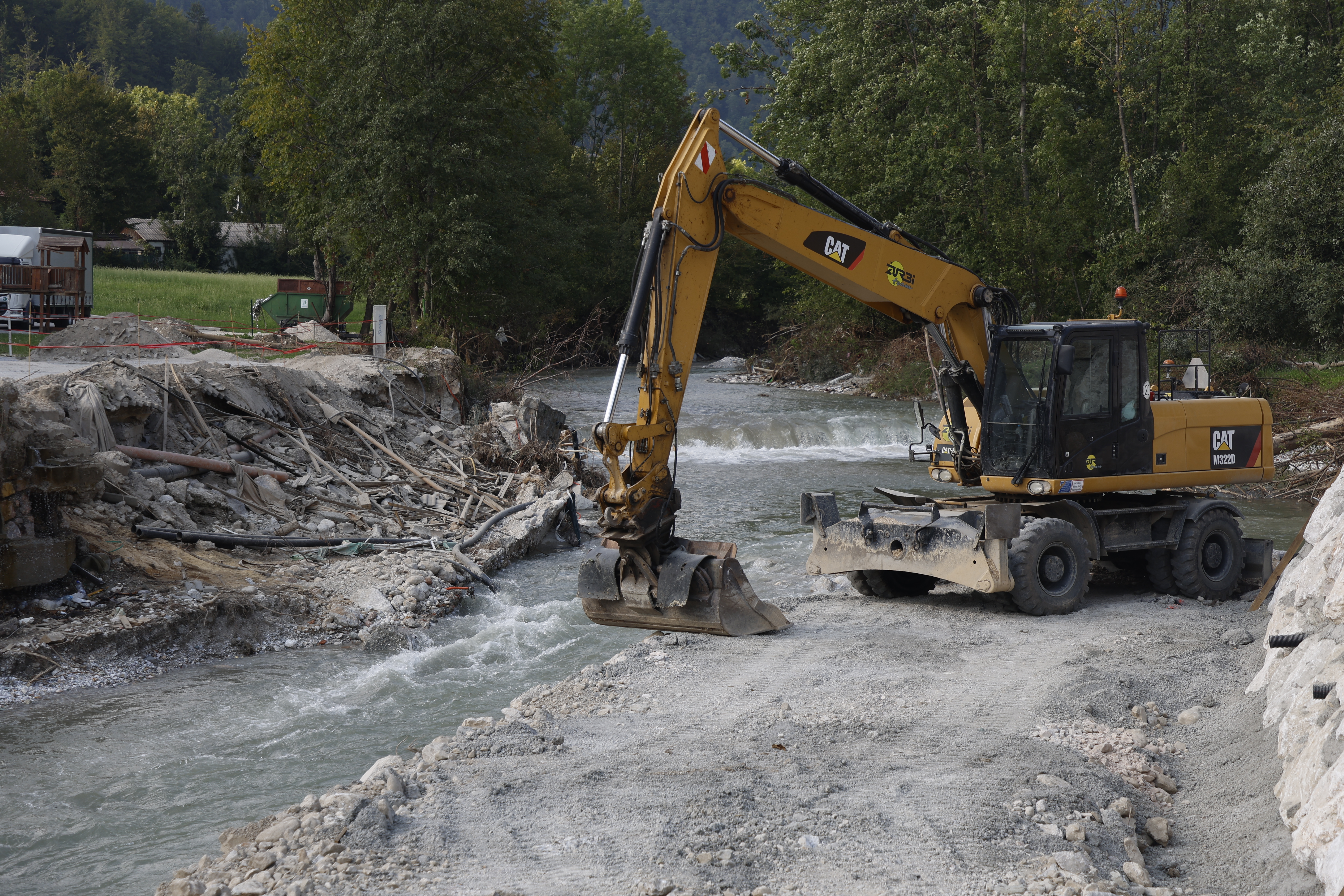 Slovenija Stranje  , 27.08.2023,  Gradbeniki gradijo nov most čez Kamniško Bistrico , ki ga je poplava odnesla
