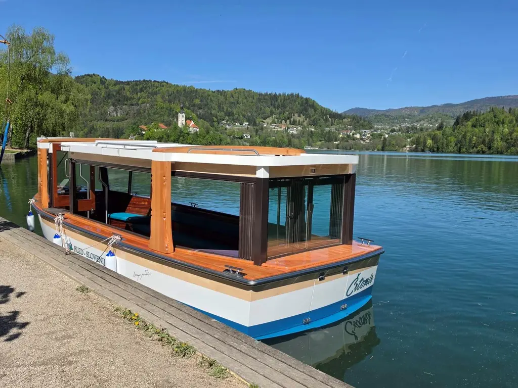 Novost na Blejskem jezeru, turiste bo na otok prevažal hidrobus (FOTO)