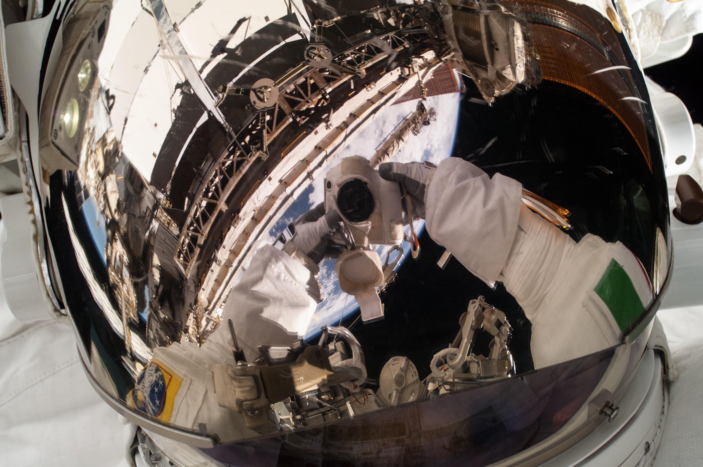 vesoljski selfi italijanskega astronavta Luce Parmitana na vesoljskem sprehodu 9. julij, 2013