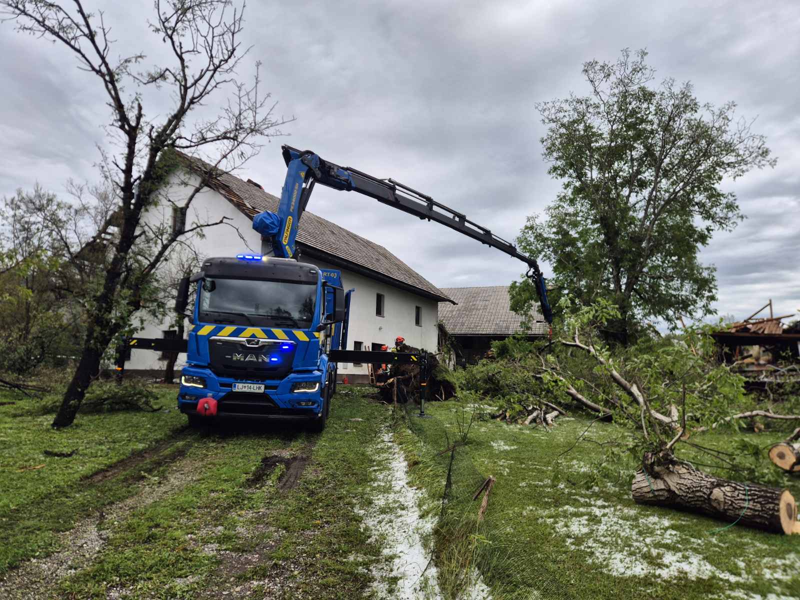 Vozilo civilne zaščite za prekrivanje streh v občini Komenda