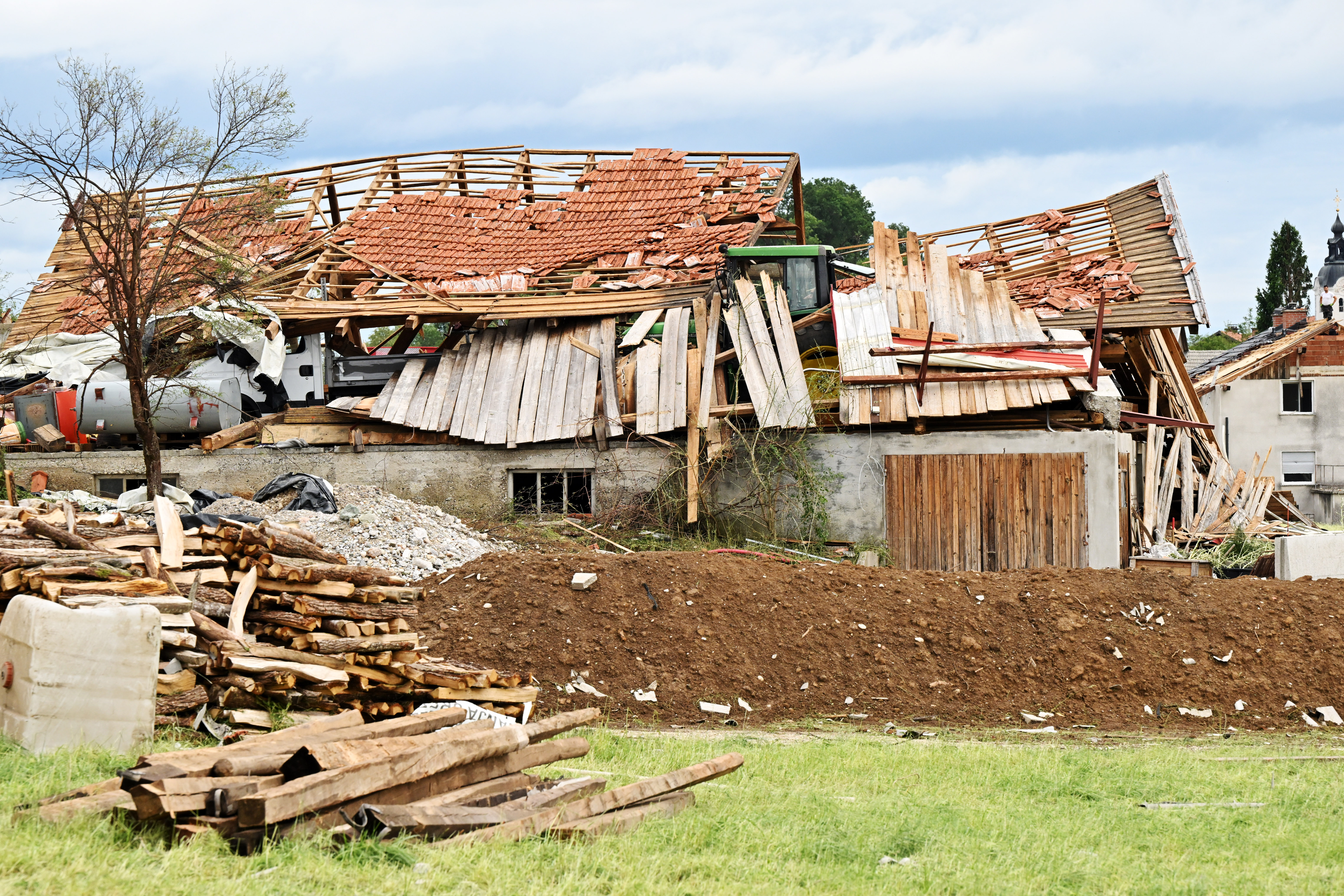 Slovenija, Komenda, 11.06.2026, 11. junij 2026Huda vremenska ujma, nevihta, slabo vreme, uničena hiša, posledice neurja, narava, Občina Komenda, streha,Foto: Žiga Živulović jr,/F.A.Bobo