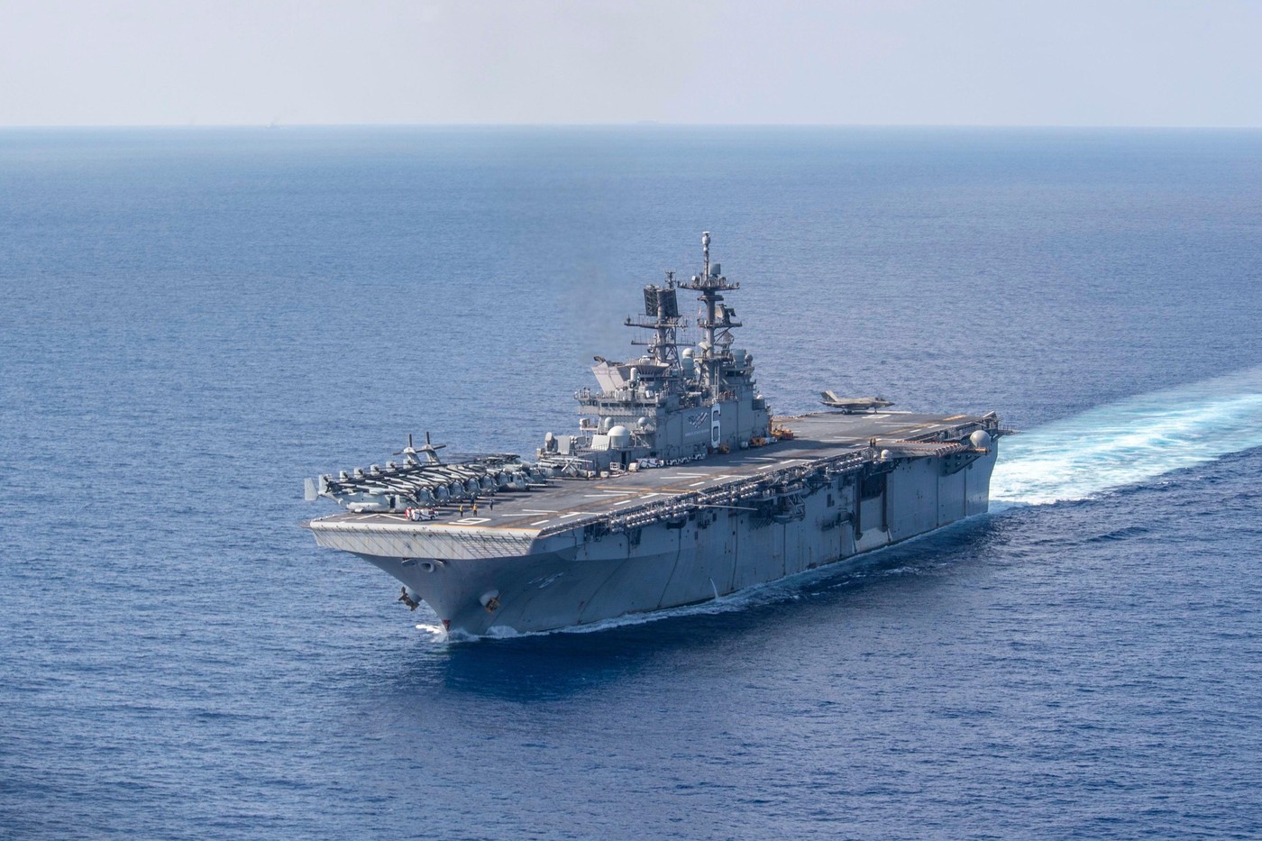 Amfibijska jurišna ladja ameriške mornarice USS America med redno patruljo v Južnokitajskem morju, april 2020.