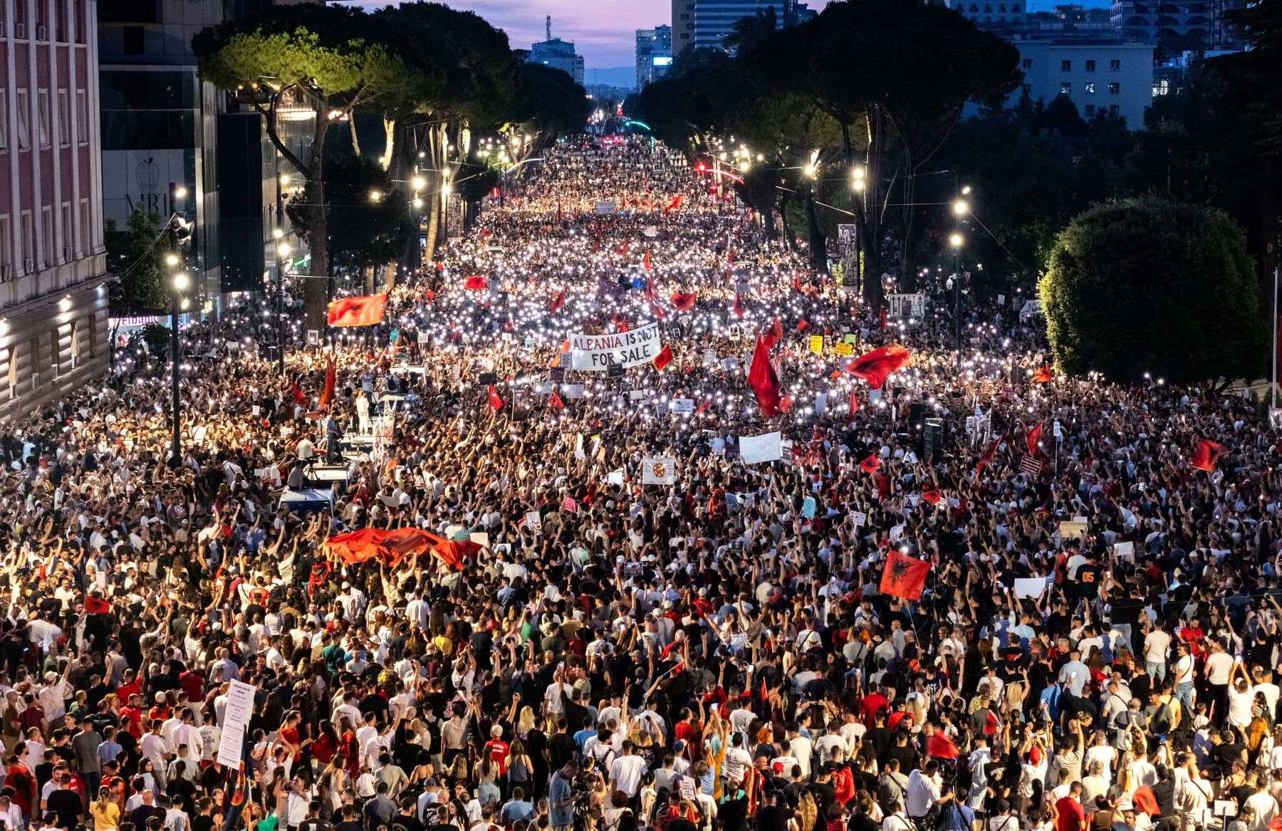 Protest v Tirani, 10. junij