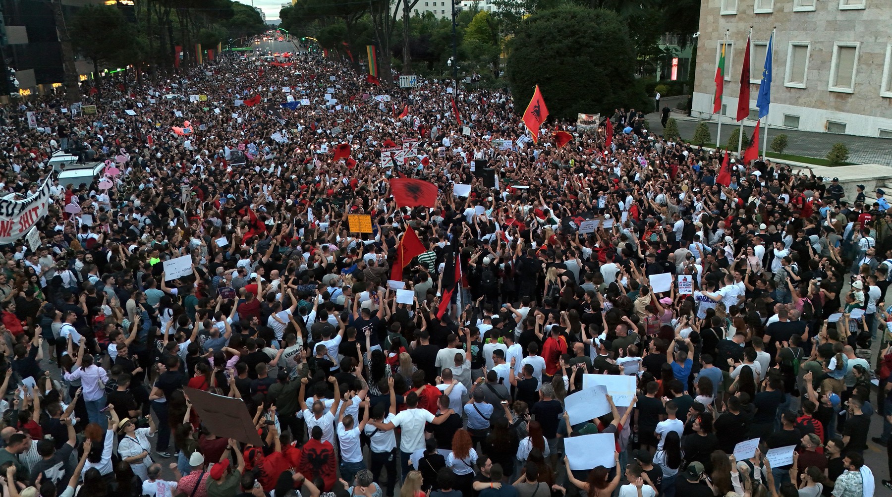 Protest v Tirani, 4. junij