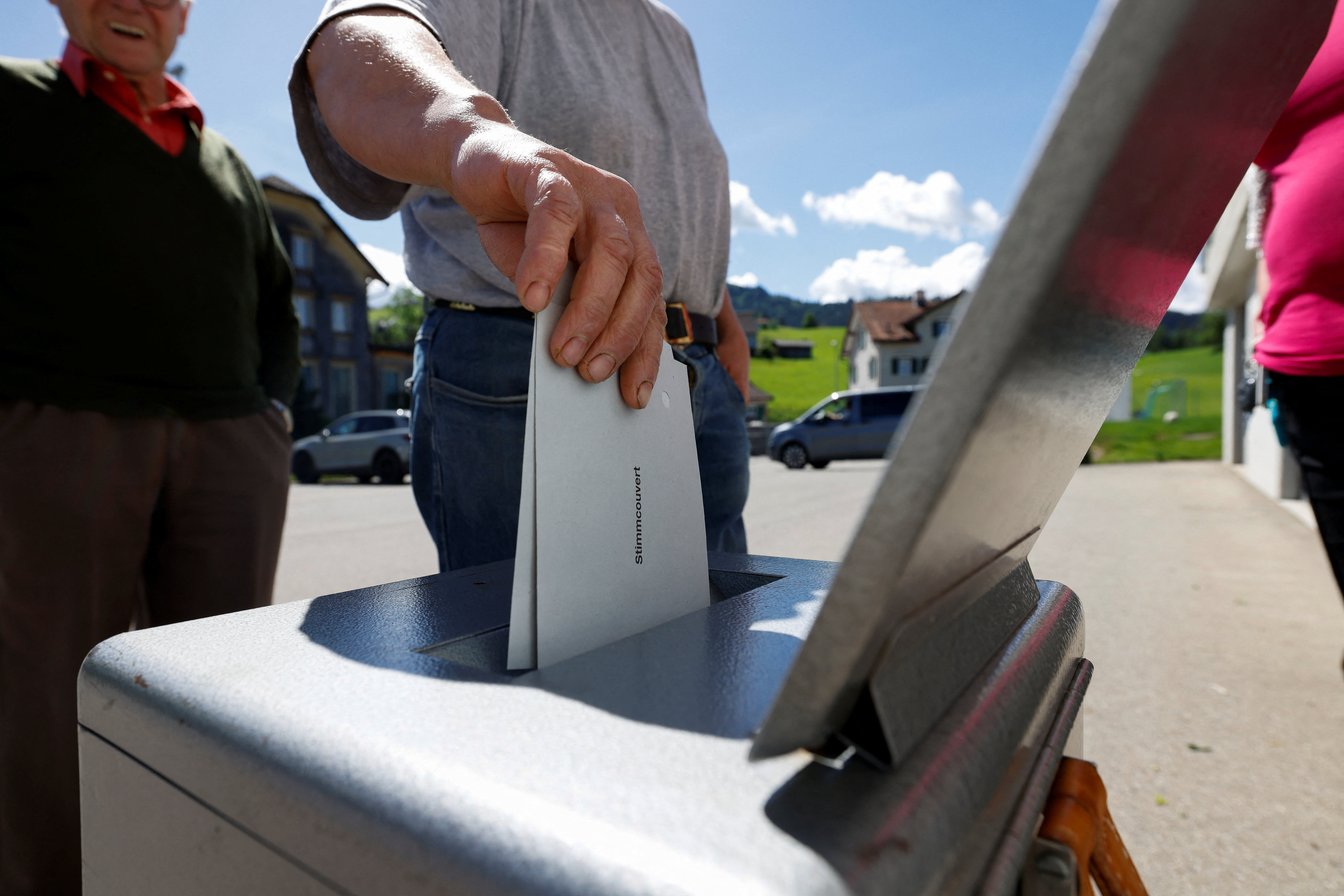 Švicarji so na nedeljskem referendumu zavrnili pobudo za omejitev števila prebivalcev oziroma priseljevanja