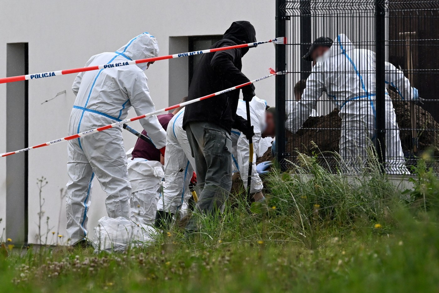 Poljska policija preiskuje vrt zdravnice, kjer so odkrili 34 fetusov