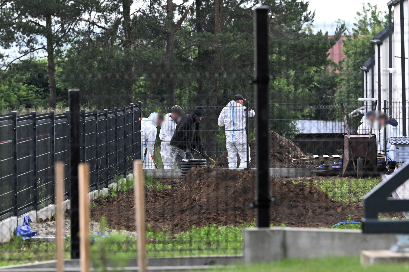 Poljska policija preiskuje vrt zdravnice, kjer so odkrili 34 fetusov