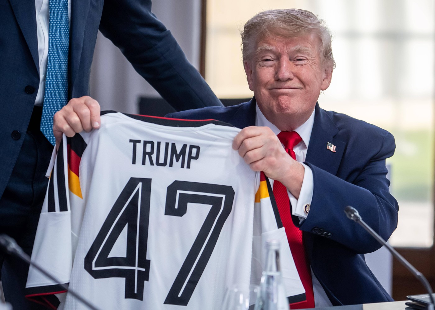 Merz Trumpu za rojstni dan podaril majico nemške reprezentance s številko 47