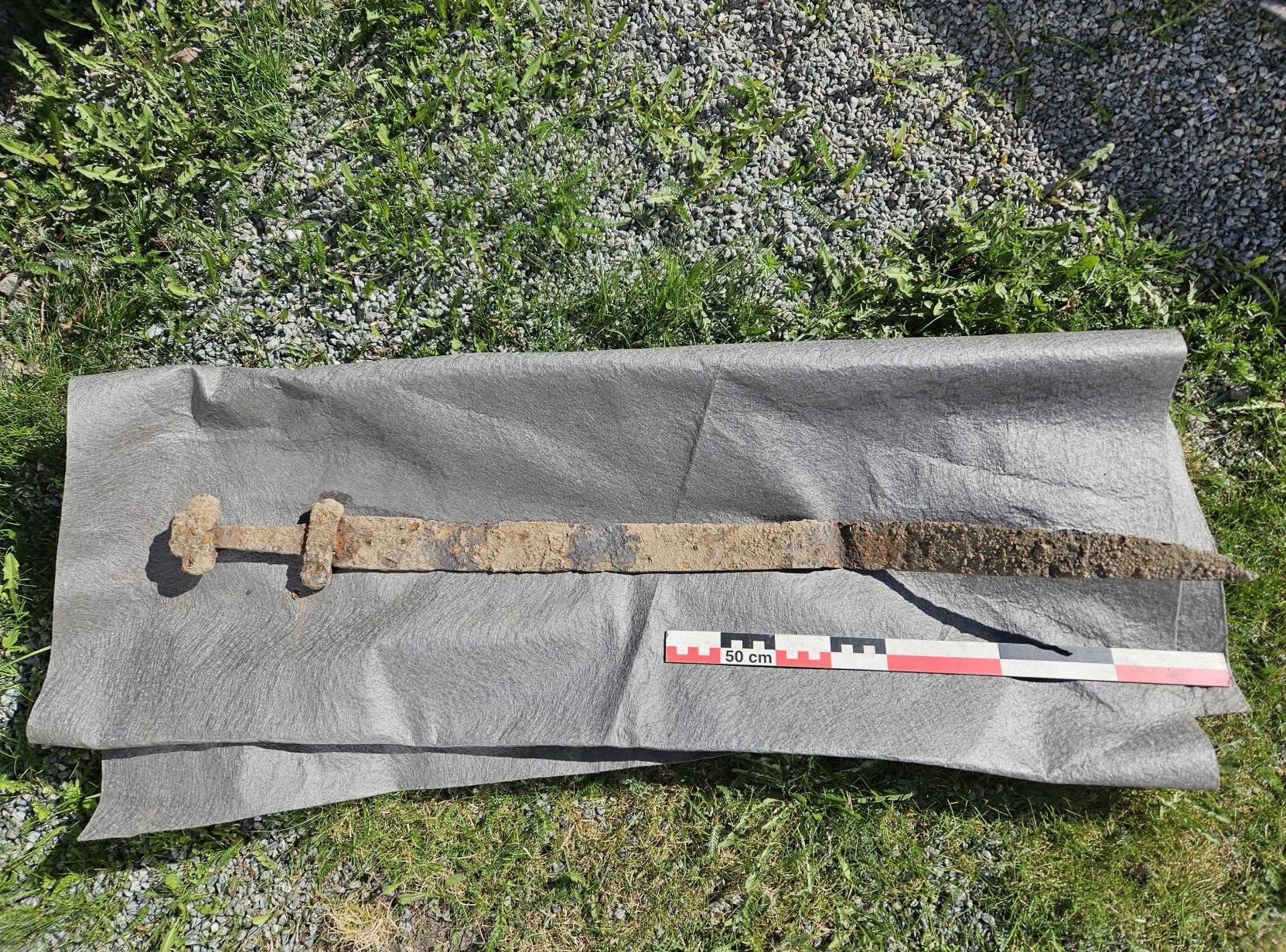 6-letni deček iz Norveške je na šolskem izletu našel vikinški meč