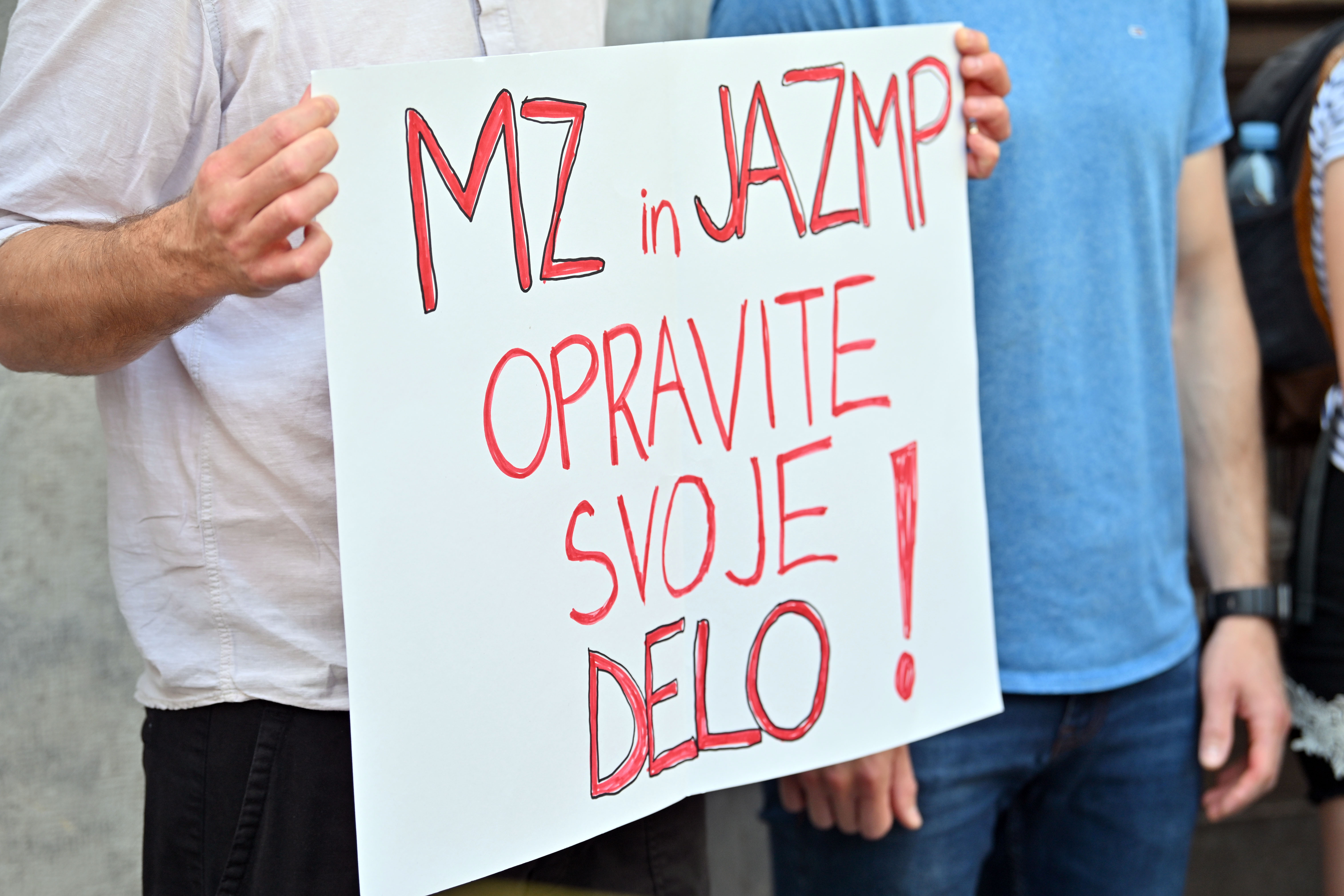 Protest imetnikov vzorcev Biobanke pred ministrstvom za zdravje
