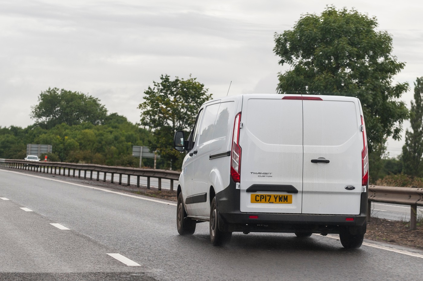 Beli Ford Transit Custom na cesti v Veliki Britaniji