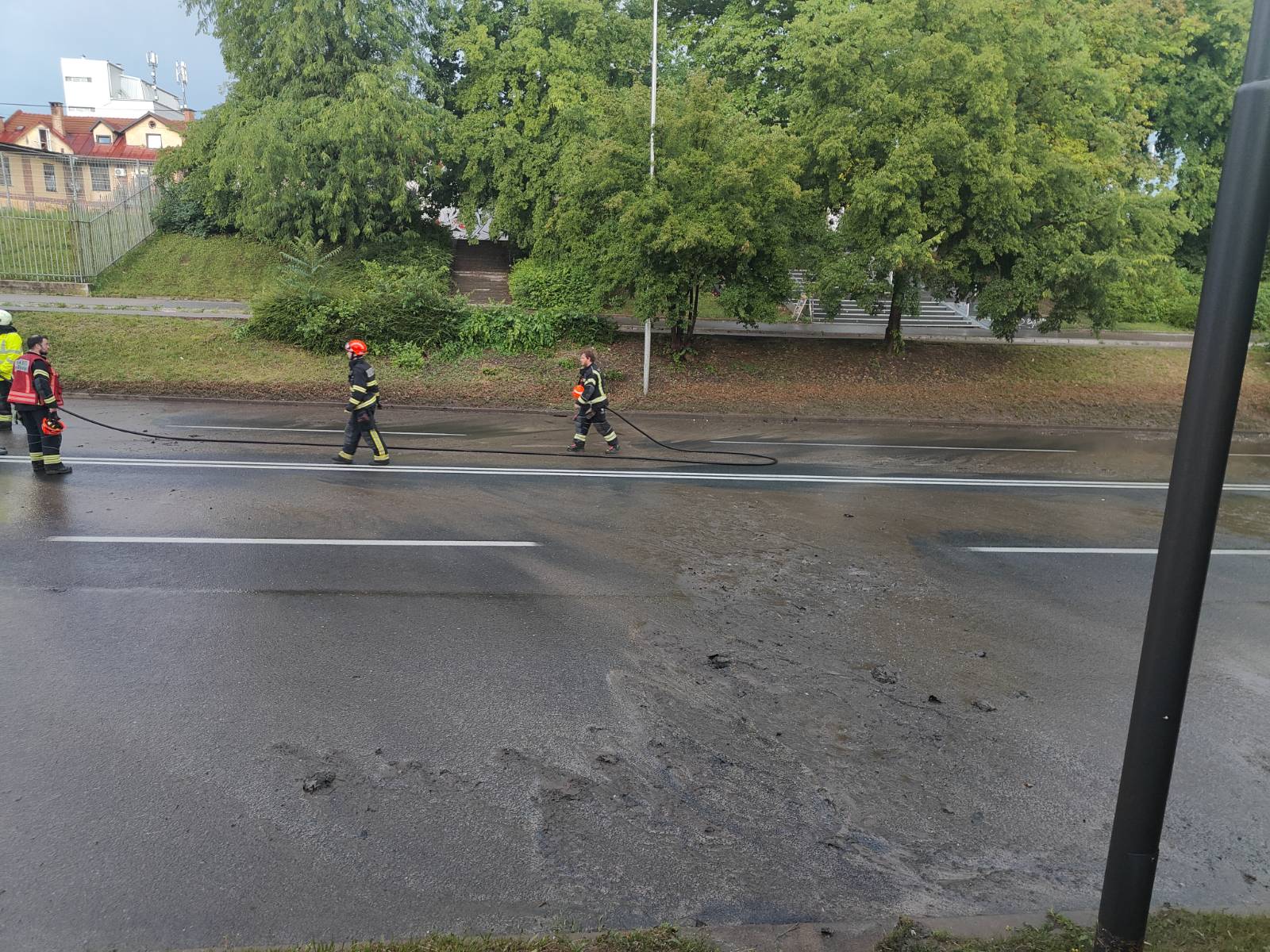 Gasilci so hitro začeli s čiščenjem podvoza