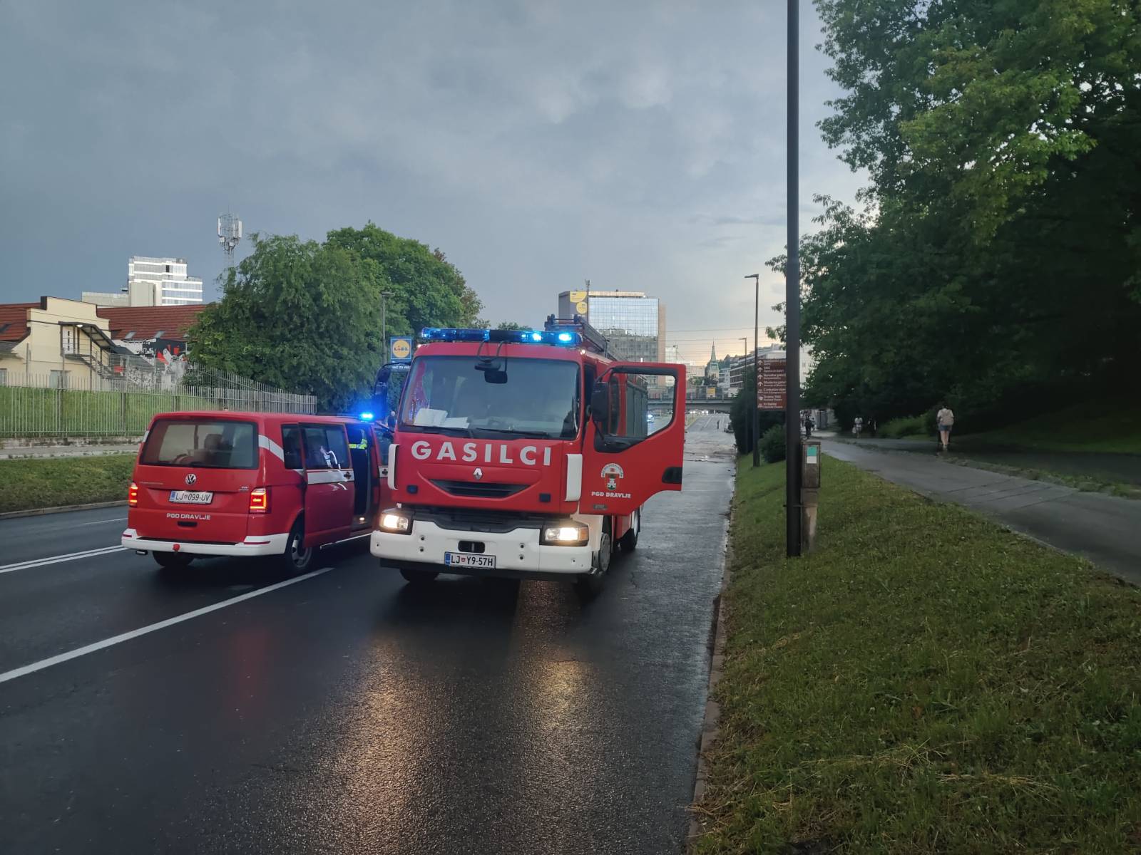 Gasilci so hitro začeli s čiščenjem podvoza
