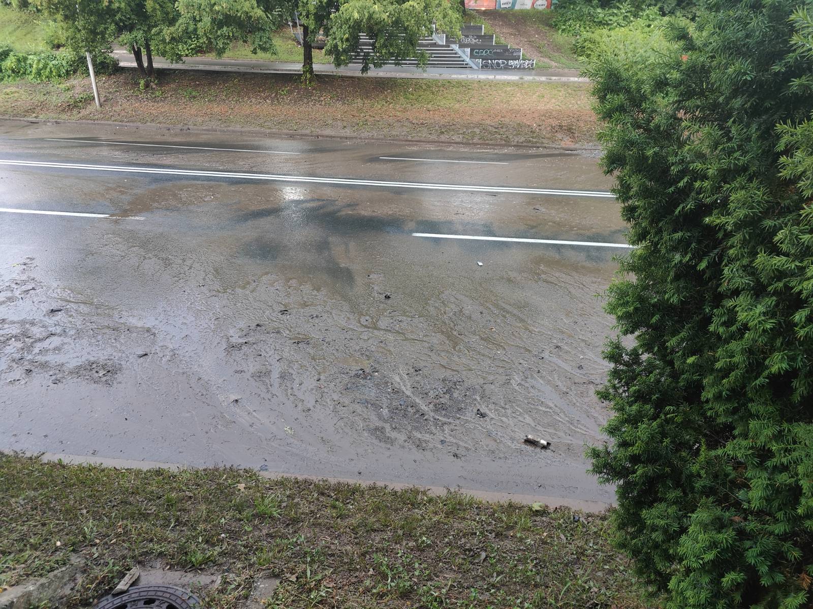 Gasilci so hitro začeli s čiščenjem podvoza