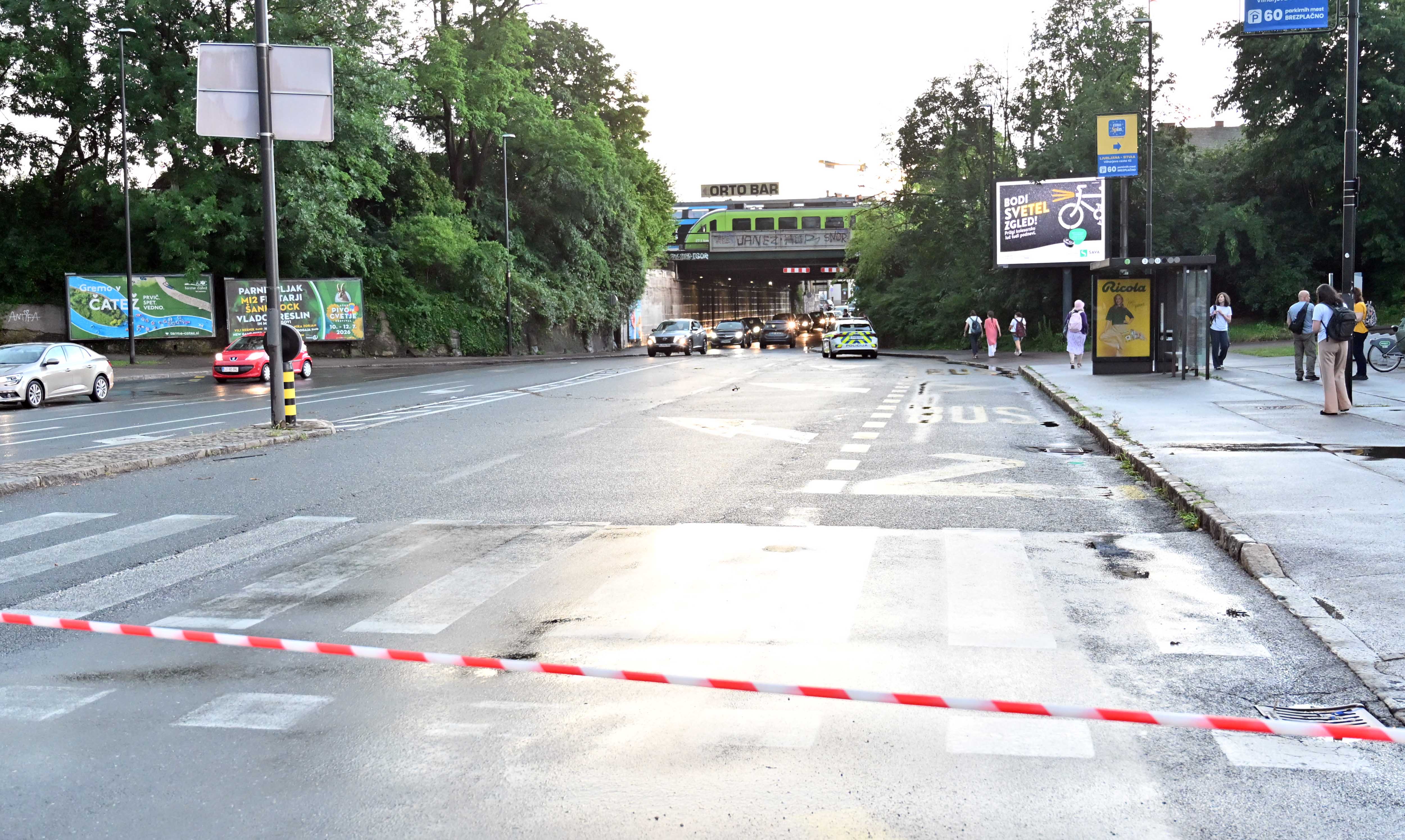 Močno deževje povzročalo težave v prometu v Ljubljani