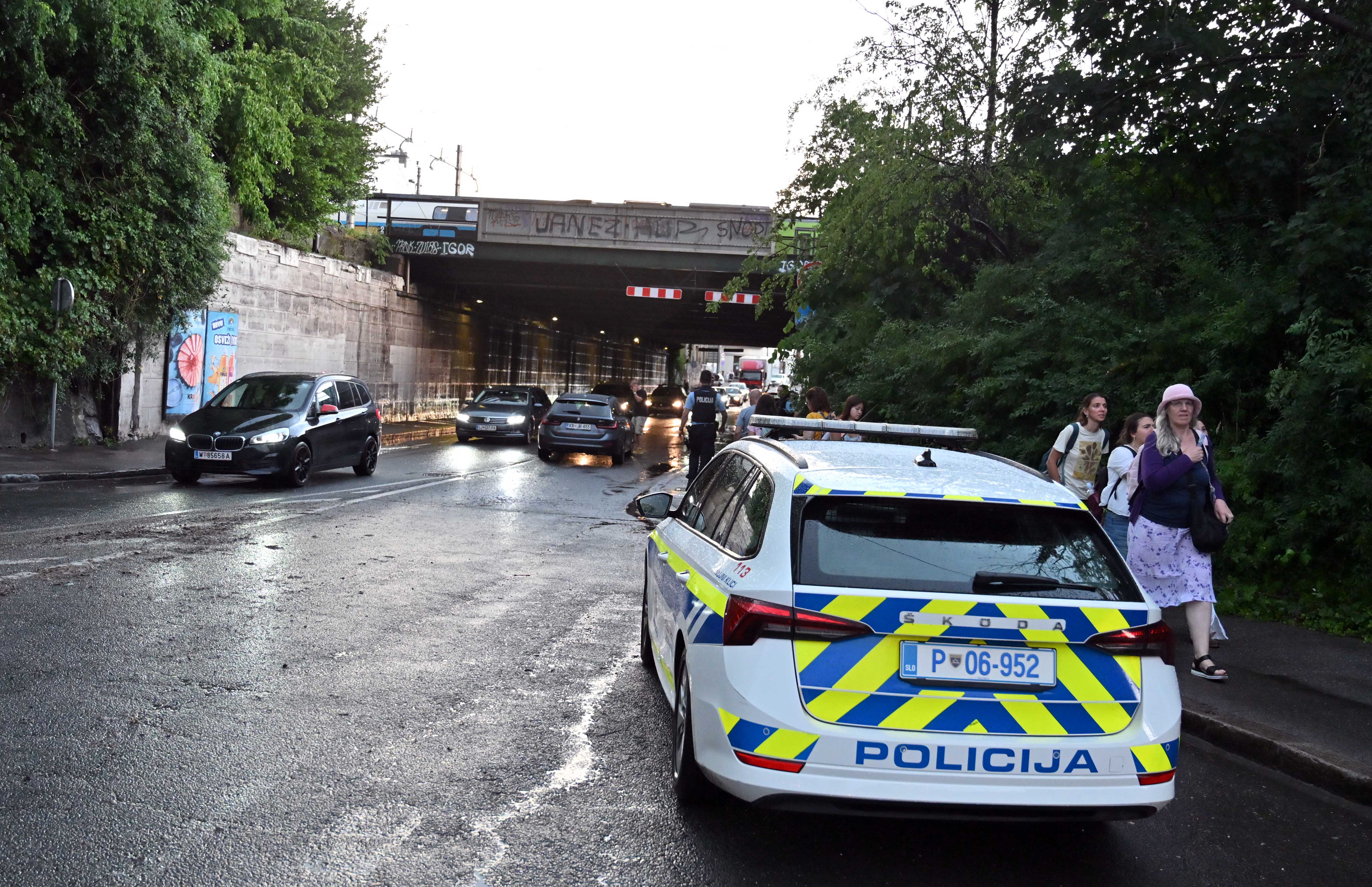 Močno deževje povzročalo težave v prometu v Ljubljani