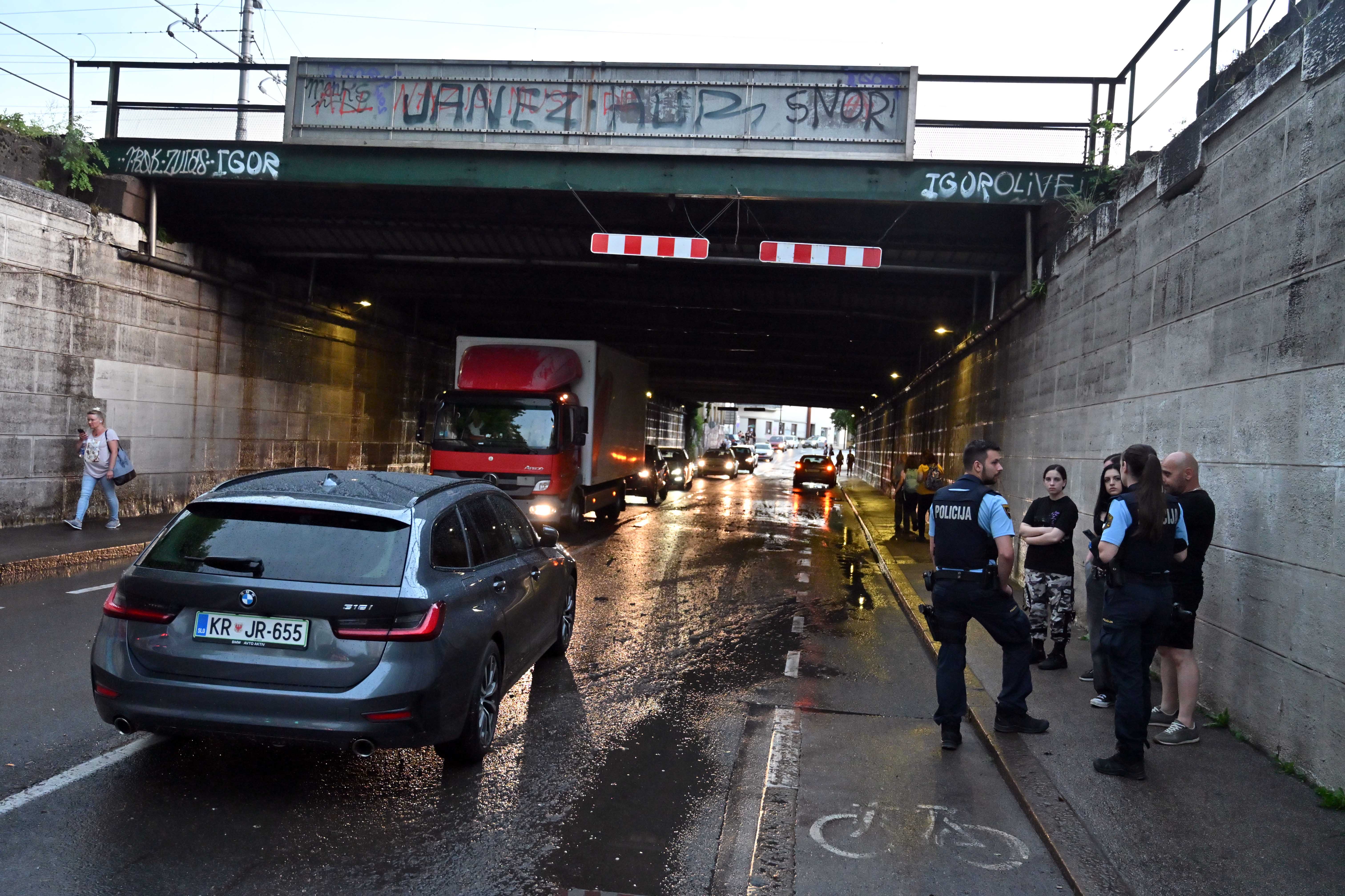 Močno deževje povzročalo težave v prometu v Ljubljani