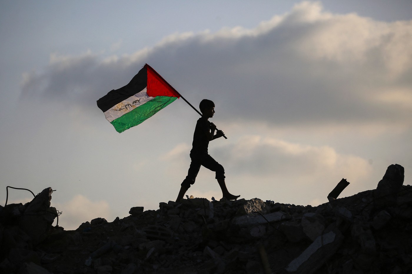 Otrok s palestinsko zastavo v Gazi