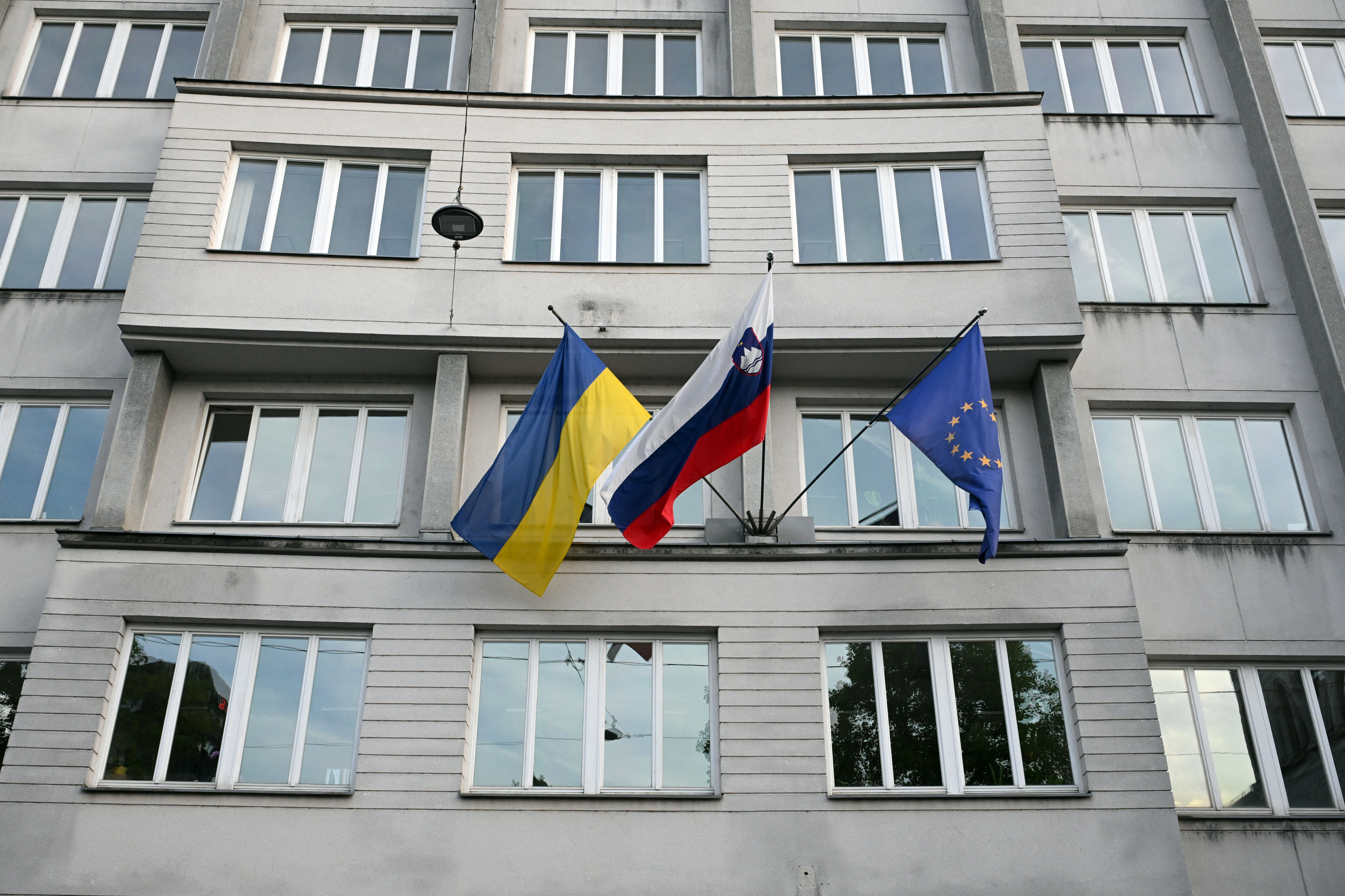 Slovenija,Ljubljana, 04.06.2026, 04.junij 2026,Zastave Ukrajine, Slovenije in EU na stavbi vlade vlada Foto: Žiga Živulovićjr./BOBO