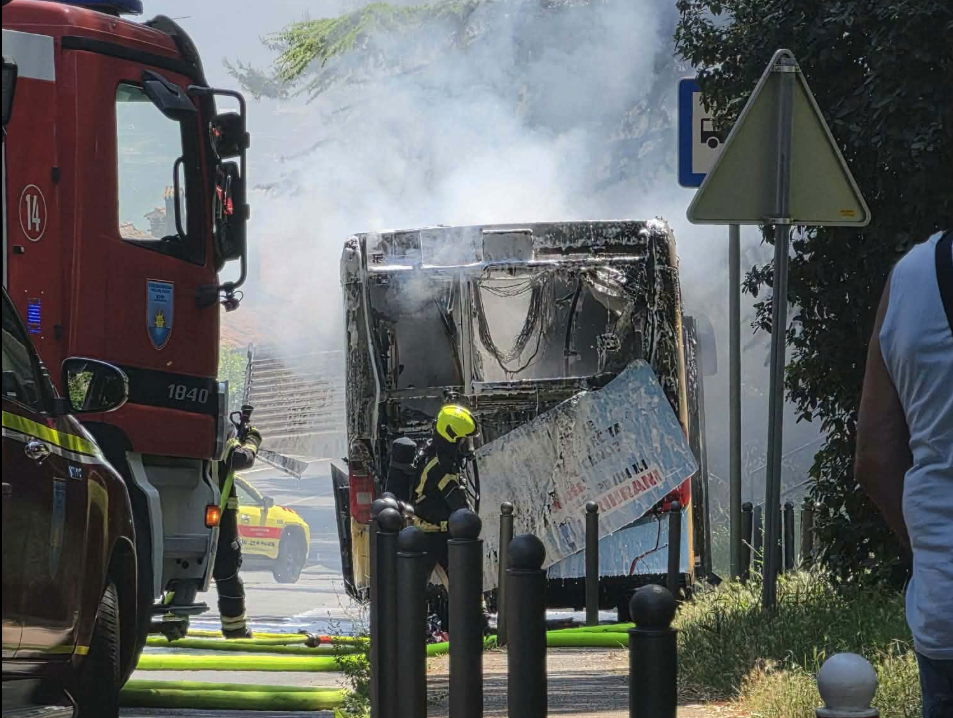 V Kopru zagorel avtobus