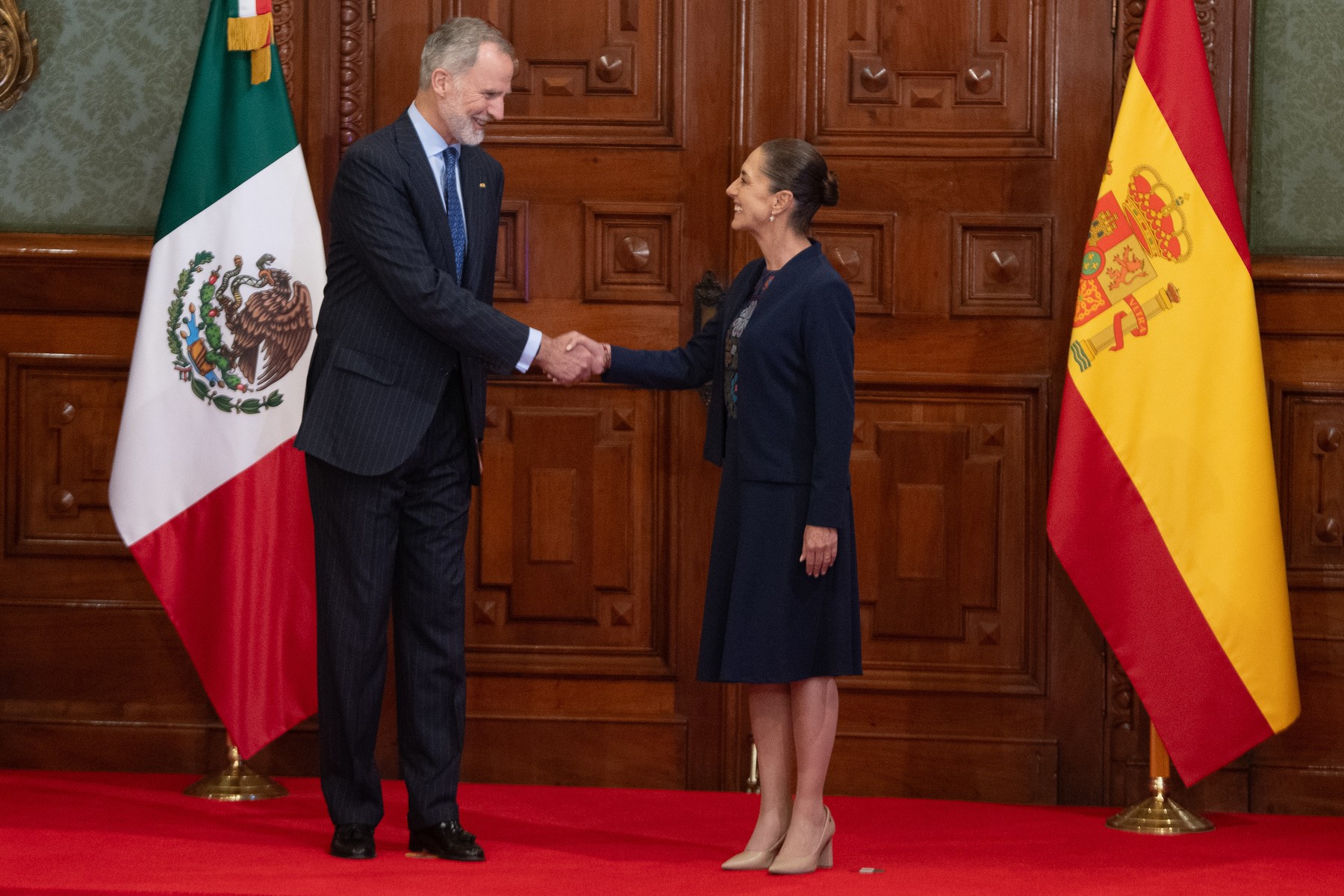 Mexico's President Claudia Sheinbaum Pardo and King Felipe VI of Spain during the welcoming ceremony.