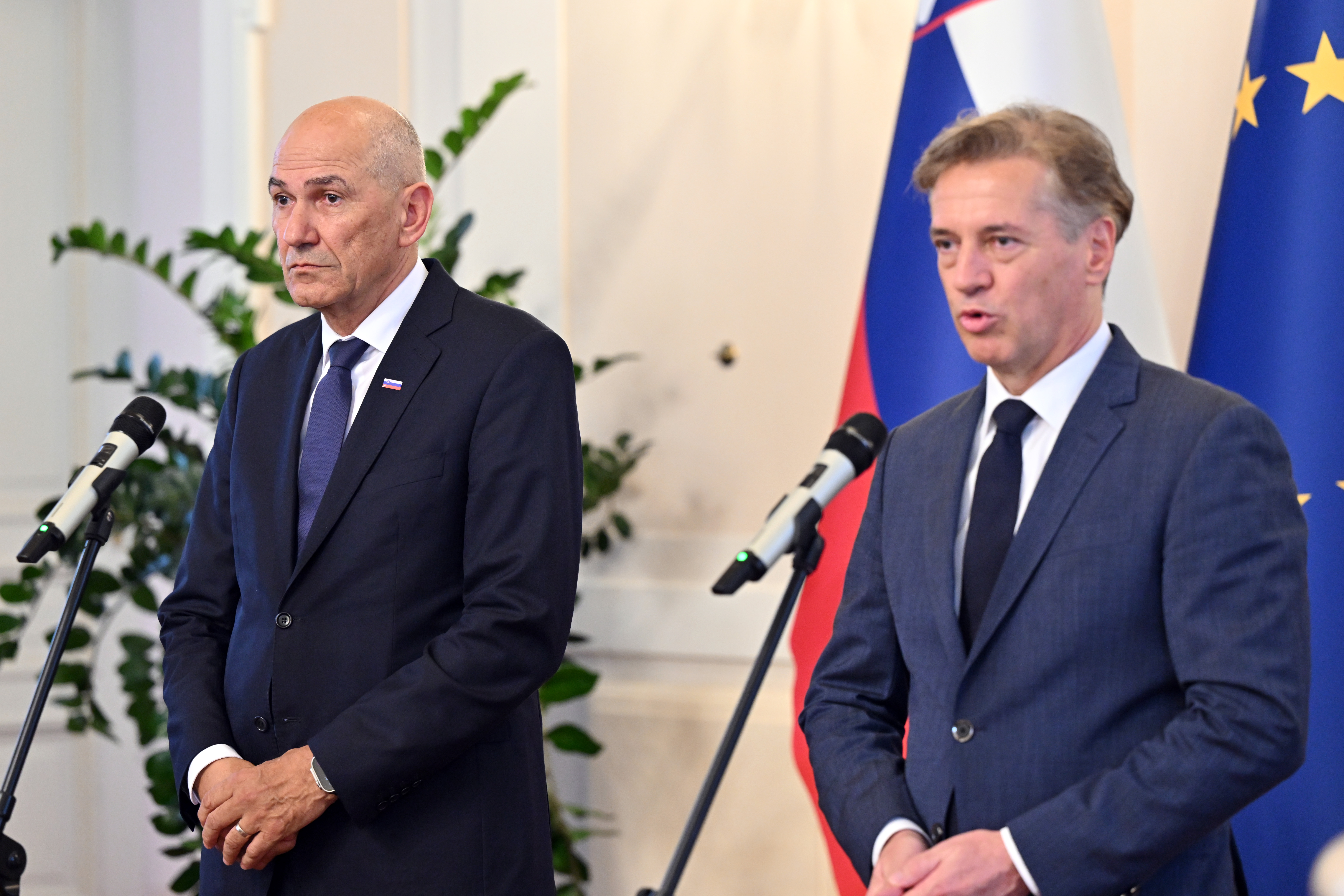 Primipredaja Robert Golob in Janez Janša